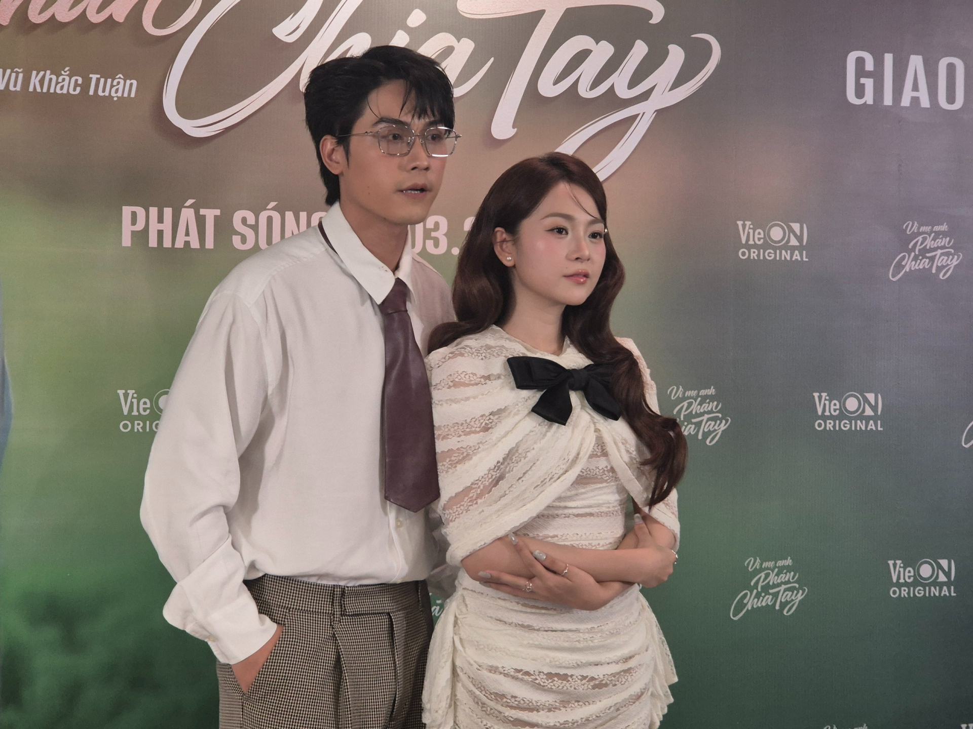 Drama bủa vây nam thần Vbiz vì liên tục tình tứ với bạn diễn: Hết ôm ấp lại nắm tay, netizen khó chịu vô cùng- Ảnh 12.