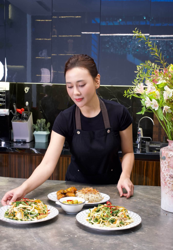Phương Oanh nấu ăn ngày lễ: Mâm cơm gia đình đơn giản nhưng đẹp mắt - Ảnh 1. Phương Oanh nấu ăn ngày lễ: Mâm cơm gia đình đơn giản nhưng đẹp mắt - Ảnh 1.