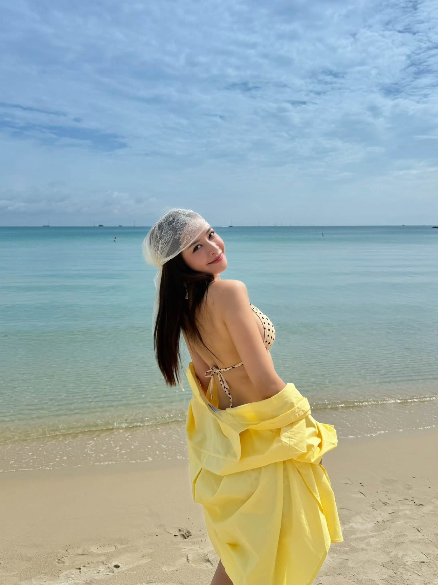 Chi Pu khoe d&aacute;ng quyến rũ trong bộ bikini nhỏ xinh g&acirc;y sốt mạng x&atilde; hội 2026 - Ảnh 1.