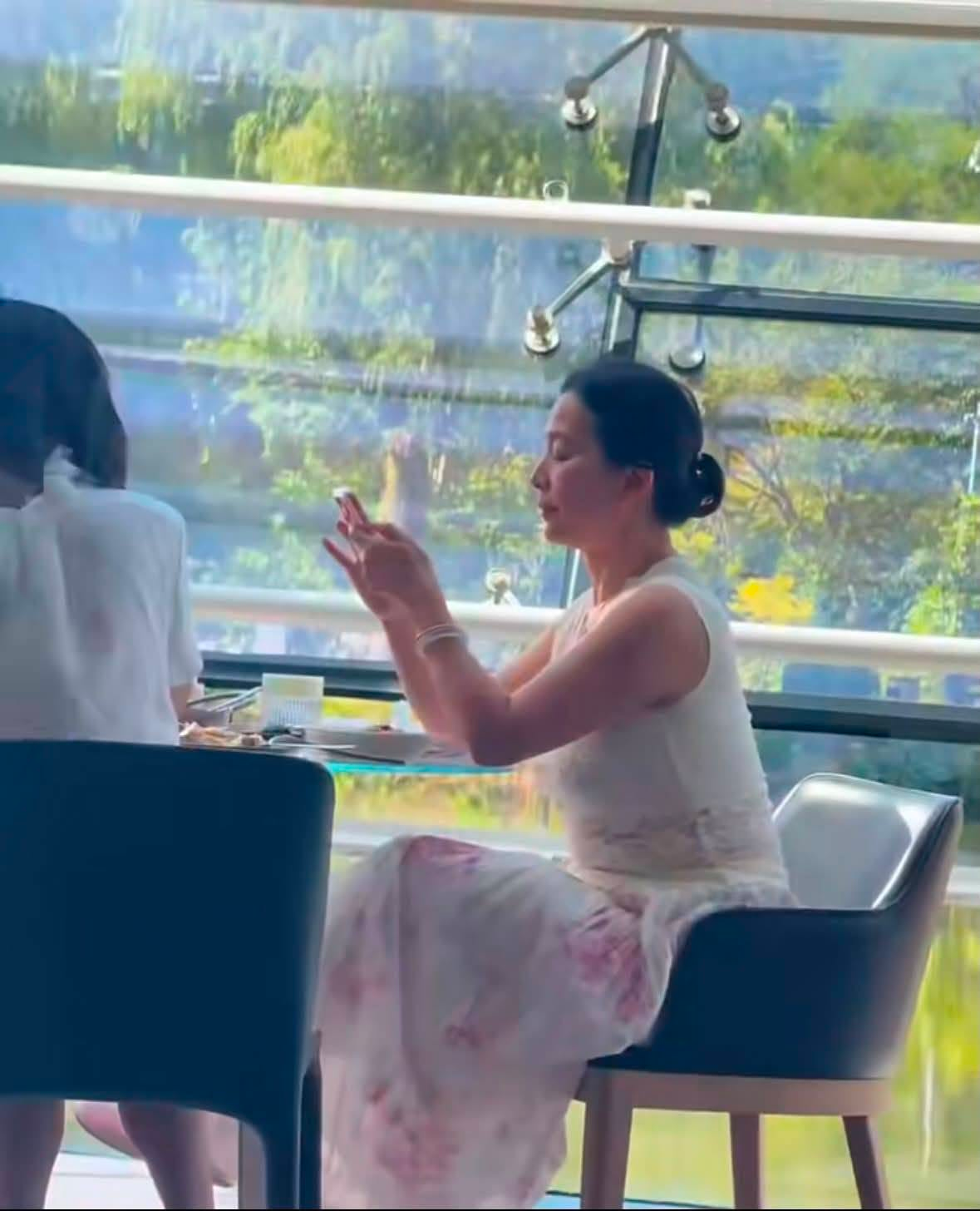 Có mẹ xinh đẹp như Lưu Hiểu Lợi , Lưu Diệc Phi thành đại mỹ nhân không có gì lạ - Ảnh 2. Có mẹ xinh đẹp như Lưu Hiểu Lợi , Lưu Diệc Phi thành đại mỹ nhân không có gì lạ - Ảnh 2.
