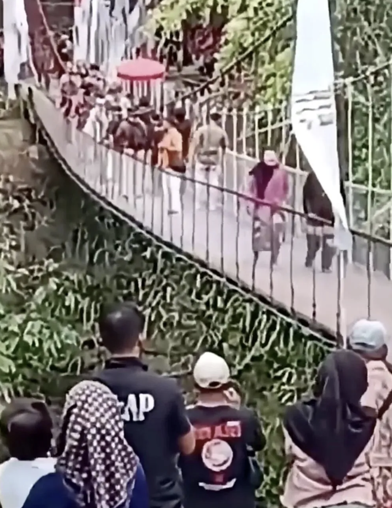 Cầu đứt dây khi hơn 50 người đi qua tại lễ khánh thành - Ảnh 1. Cầu đứt dây khi hơn 50 người đi qua tại lễ khánh thành - Ảnh 1.