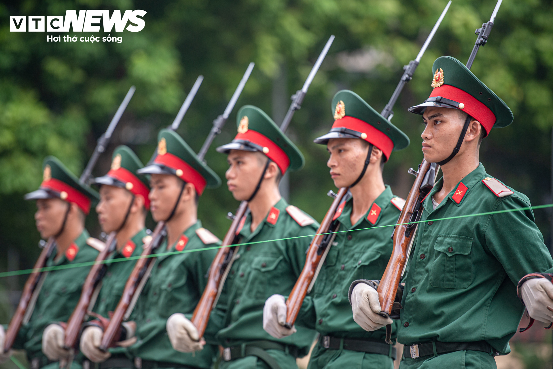 Nghi lễ thượng cờ trang nghi&ecirc;m của chiến sĩ ti&ecirc;u binh bảo vệ Lăng B&aacute;c 2026 - Ảnh 11.