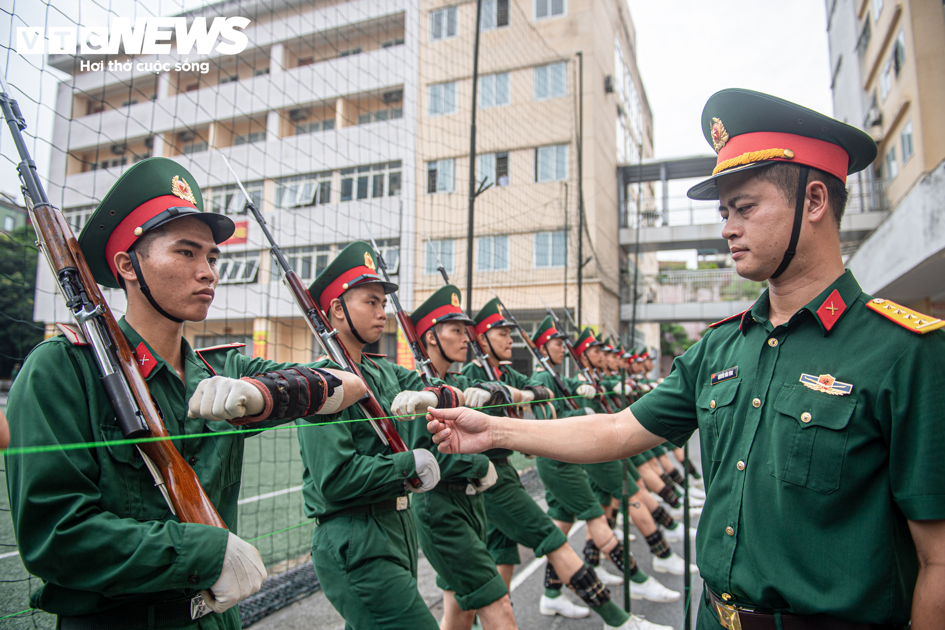 Nghi lễ thượng cờ trang nghi&ecirc;m của chiến sĩ ti&ecirc;u binh bảo vệ Lăng B&aacute;c 2026 - Ảnh 10.