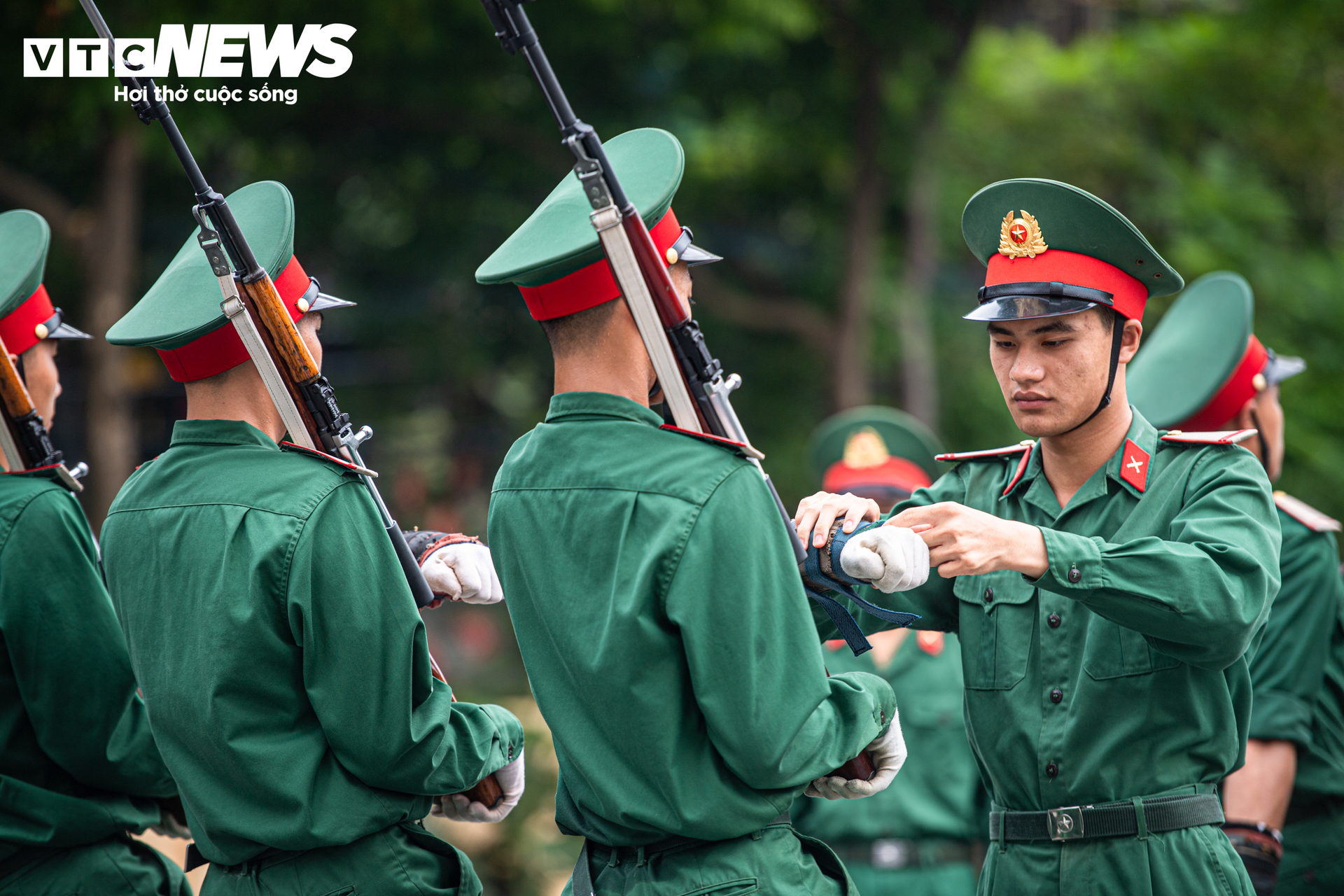 Nghi lễ thượng cờ trang nghi&ecirc;m của chiến sĩ ti&ecirc;u binh bảo vệ Lăng B&aacute;c 2026 - Ảnh 7.