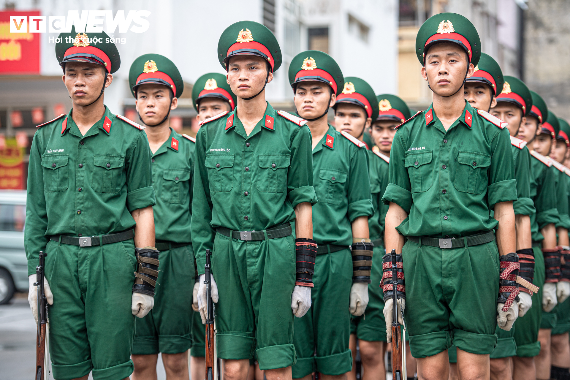 Nghi lễ thượng cờ trang nghi&ecirc;m của chiến sĩ ti&ecirc;u binh bảo vệ Lăng B&aacute;c 2026 - Ảnh 1.