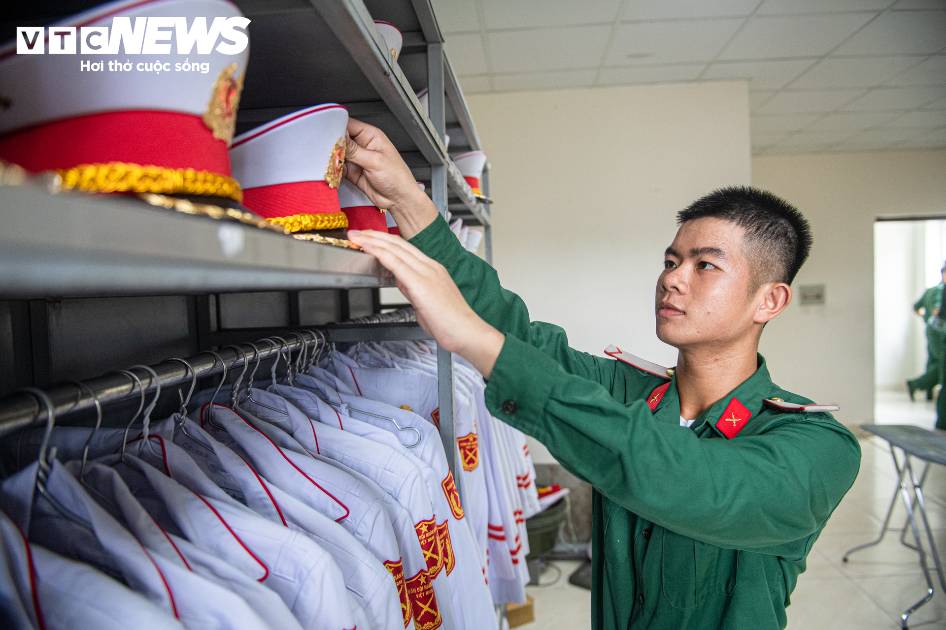 Nghi lễ thượng cờ trang nghi&ecirc;m của chiến sĩ ti&ecirc;u binh bảo vệ Lăng B&aacute;c 2026 - Ảnh 14.