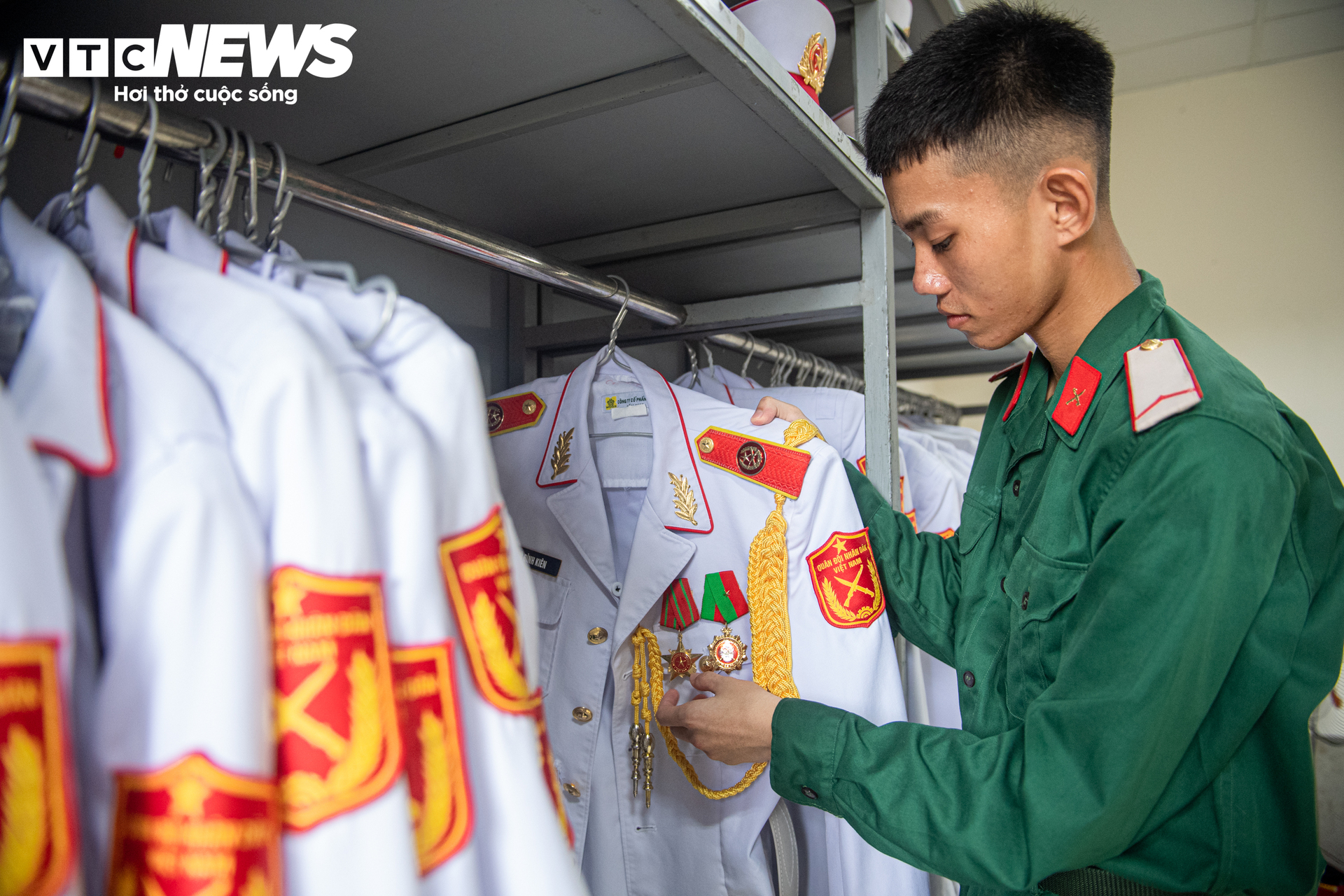 Nghi lễ thượng cờ trang nghi&ecirc;m của chiến sĩ ti&ecirc;u binh bảo vệ Lăng B&aacute;c 2026 - Ảnh 15.