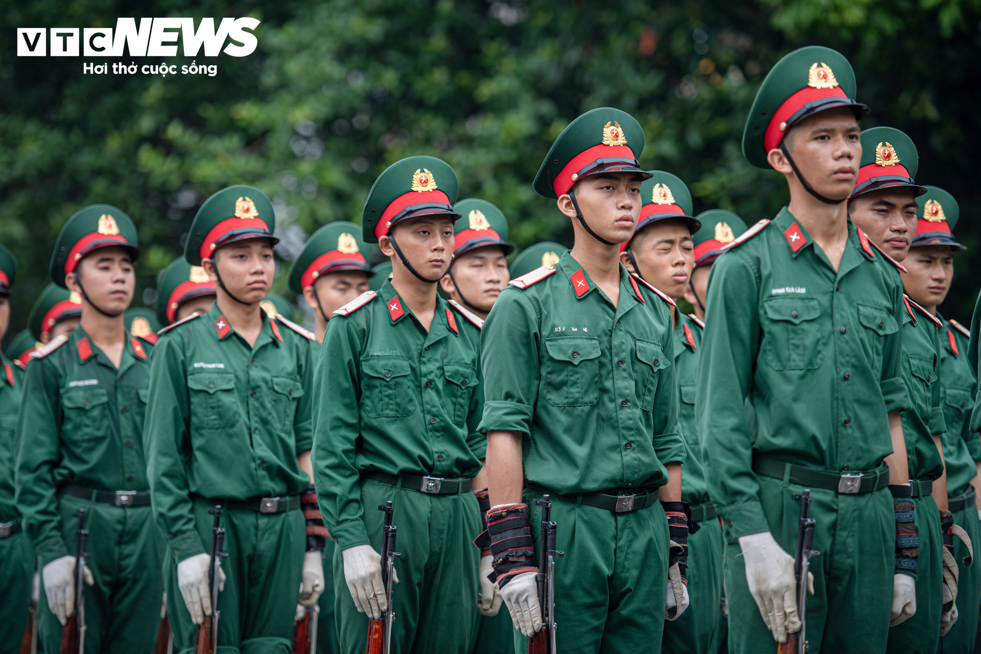 Nghi lễ thượng cờ trang nghi&ecirc;m của chiến sĩ ti&ecirc;u binh bảo vệ Lăng B&aacute;c 2026 - Ảnh 17.