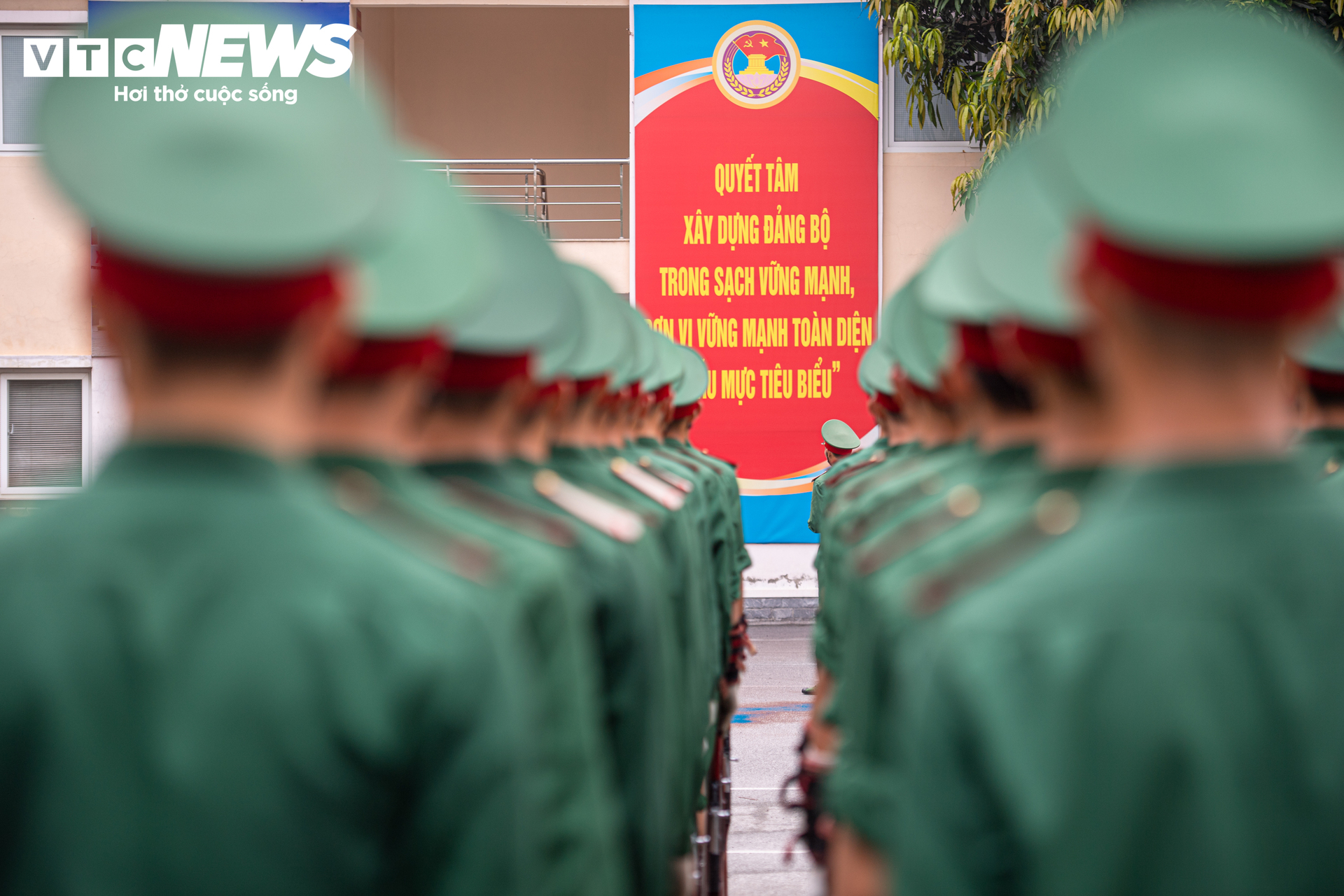 Nghi lễ thượng cờ trang nghi&ecirc;m của chiến sĩ ti&ecirc;u binh bảo vệ Lăng B&aacute;c 2026 - Ảnh 16.