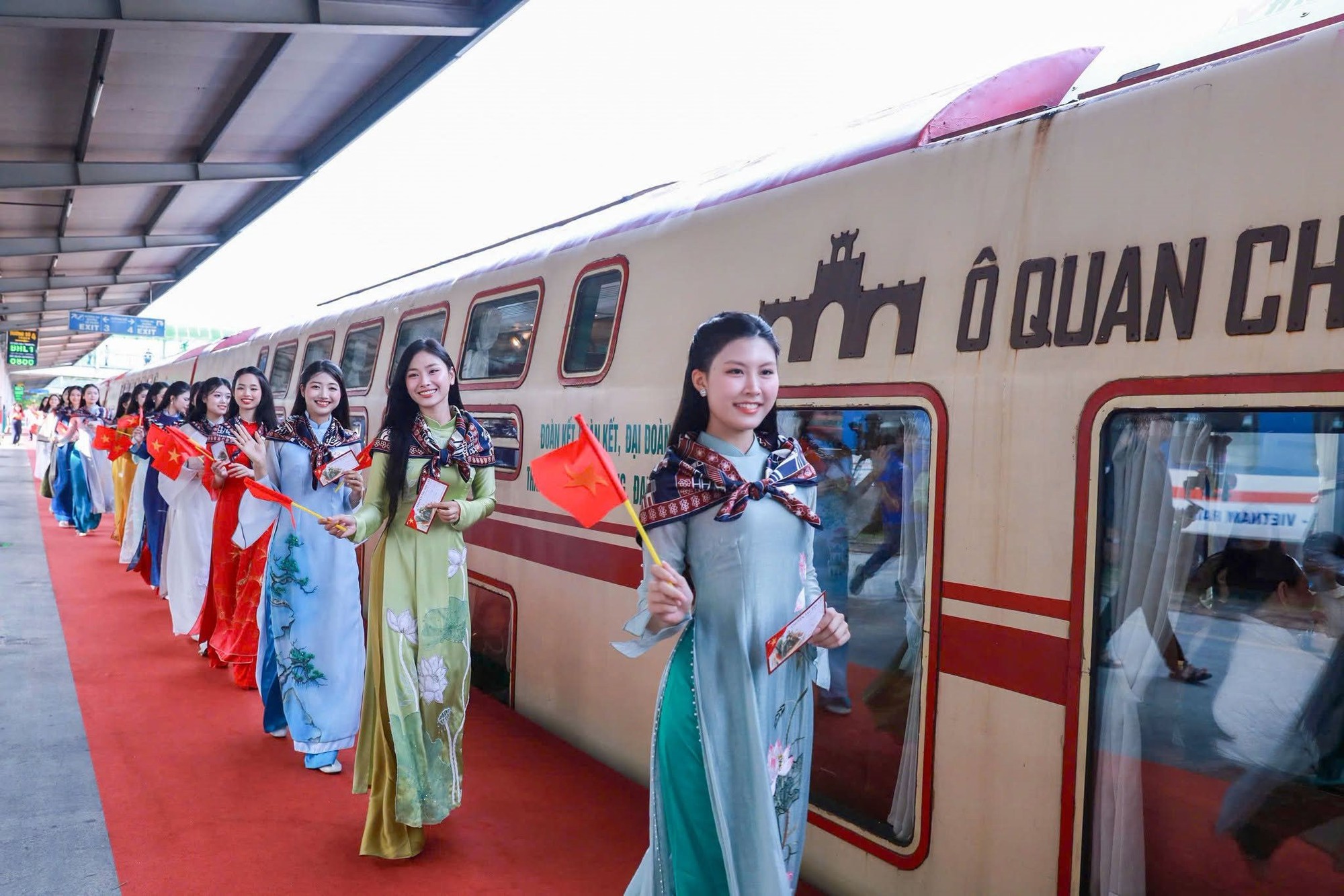 Đo&agrave;n t&agrave;u "qu&yacute; tộc" 2 tầng nối H&agrave; Nội với nơi sắp trở th&agrave;nh TP trực thuộc Trung ương từ 20/9 k&iacute;n v&eacute; dịp nghỉ lễ: Kh&ocirc;ng gian sang xịn, đủ trải nghiệm như "bảo t&agrave;ng di động" - Ảnh 1.