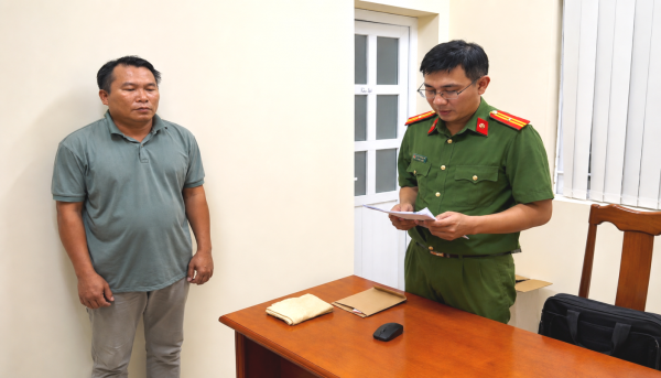 Thi hành lệnh bắt tạm giam giáo viên dạy lái xe ô tô Võ Trường Giang SN 1988 - Ảnh 1.