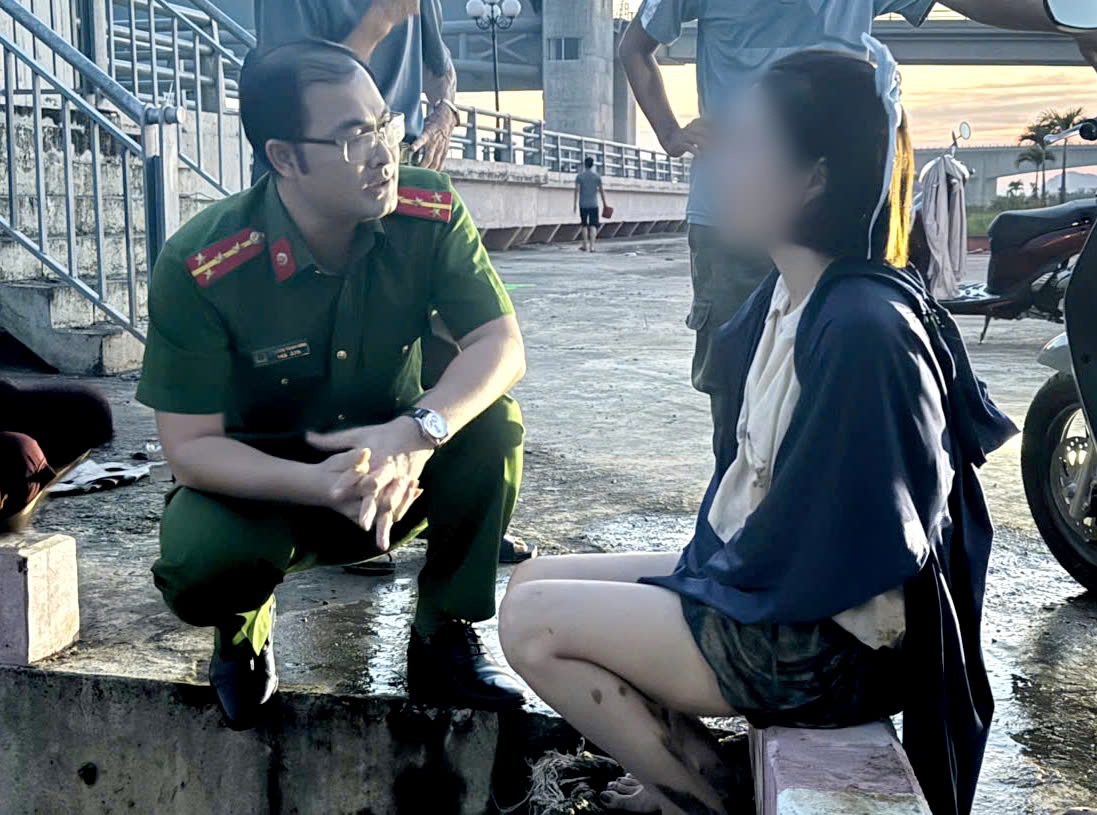 Công an giúp người phụ nữ bất ổn trở về an toàn tại cầu Cống Lèn - Ảnh 1. Công an giúp người phụ nữ bất ổn trở về an toàn tại cầu Cống Lèn - Ảnh 1.