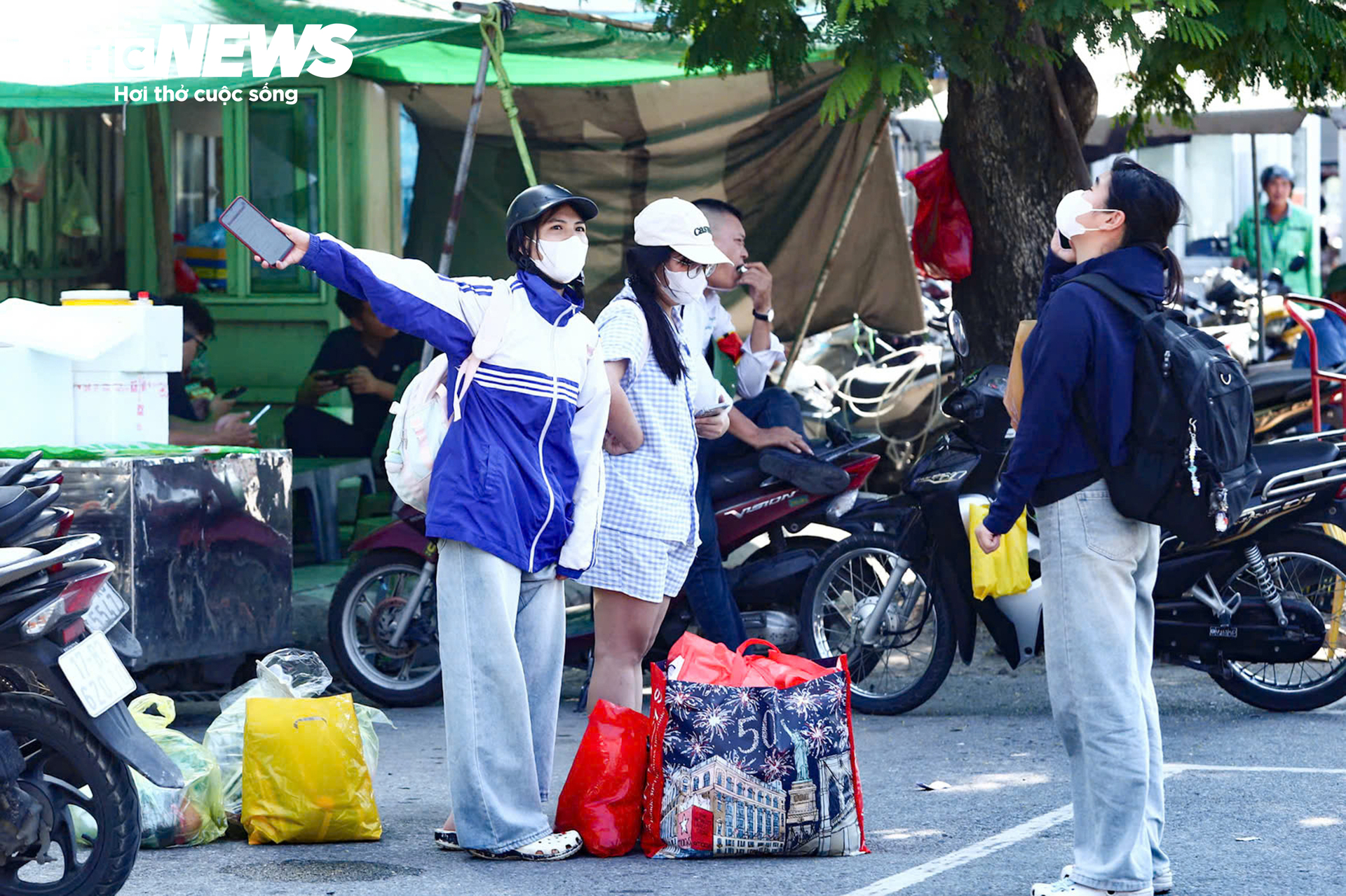 &Ugrave;n tắc giao th&ocirc;ng H&agrave; Nội chiều 2 / 9 khiến người d&acirc;n chật vật trở lại Thủ đ&ocirc; - Ảnh 18.