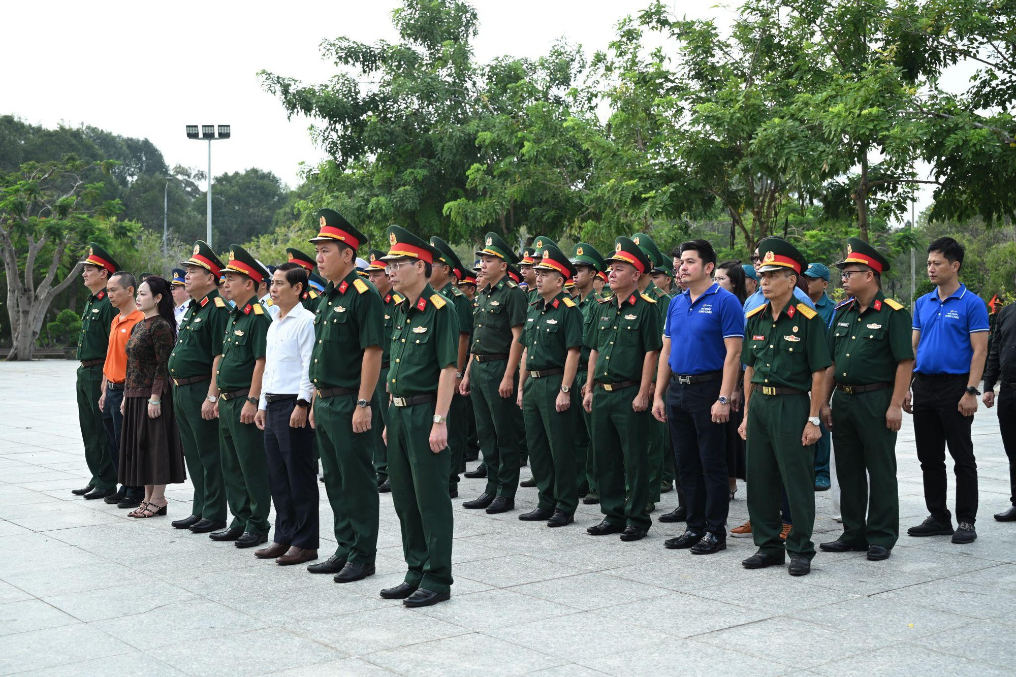 Long Ch&acirc;u đến C&ocirc;n Đảo, mang dịch vụ chăm s&oacute;c sức khỏe tới người d&acirc;n đảo xa - Ảnh 1.