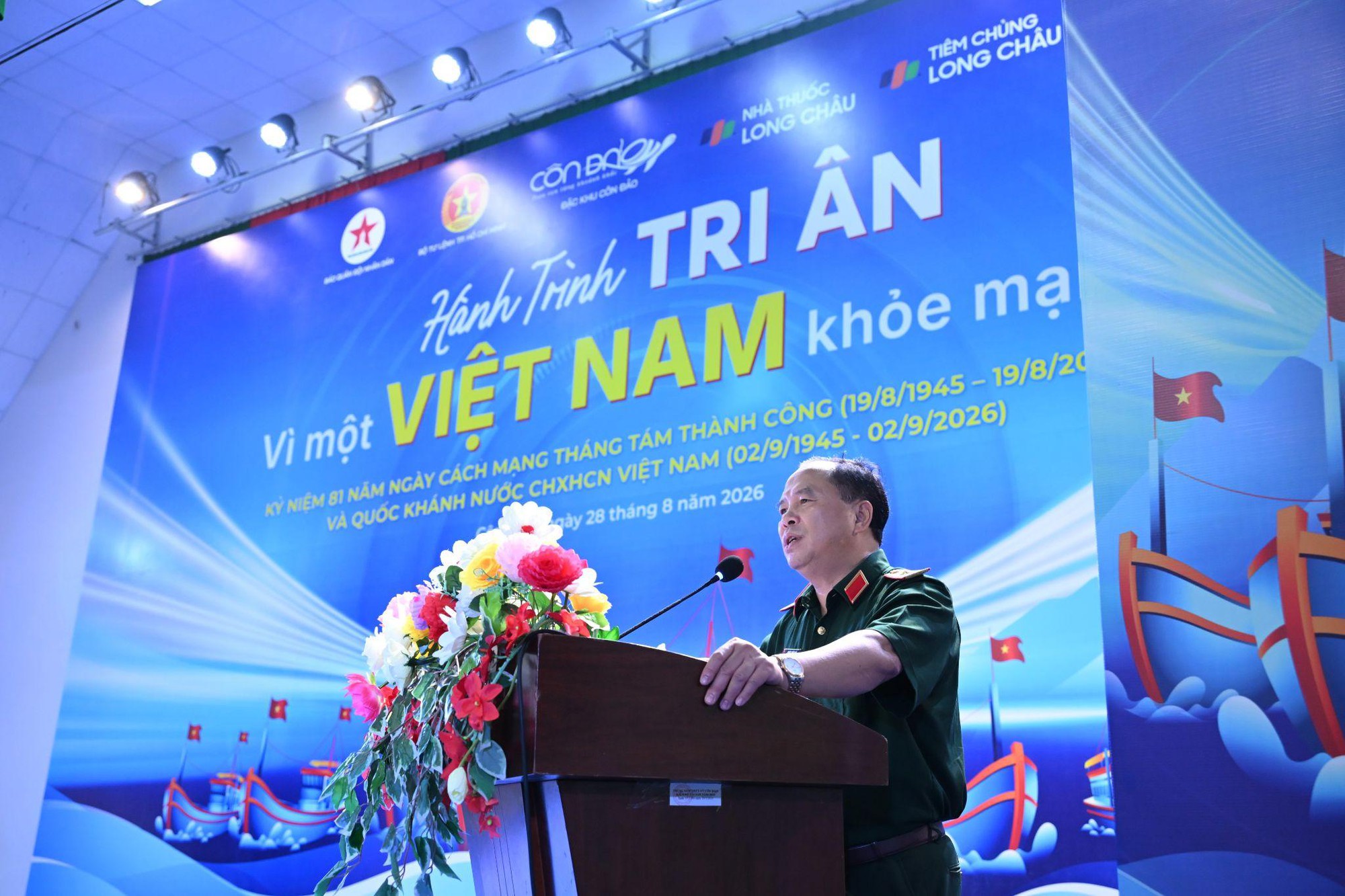 Long Ch&acirc;u đến C&ocirc;n Đảo, mang dịch vụ chăm s&oacute;c sức khỏe tới người d&acirc;n đảo xa - Ảnh 2.
