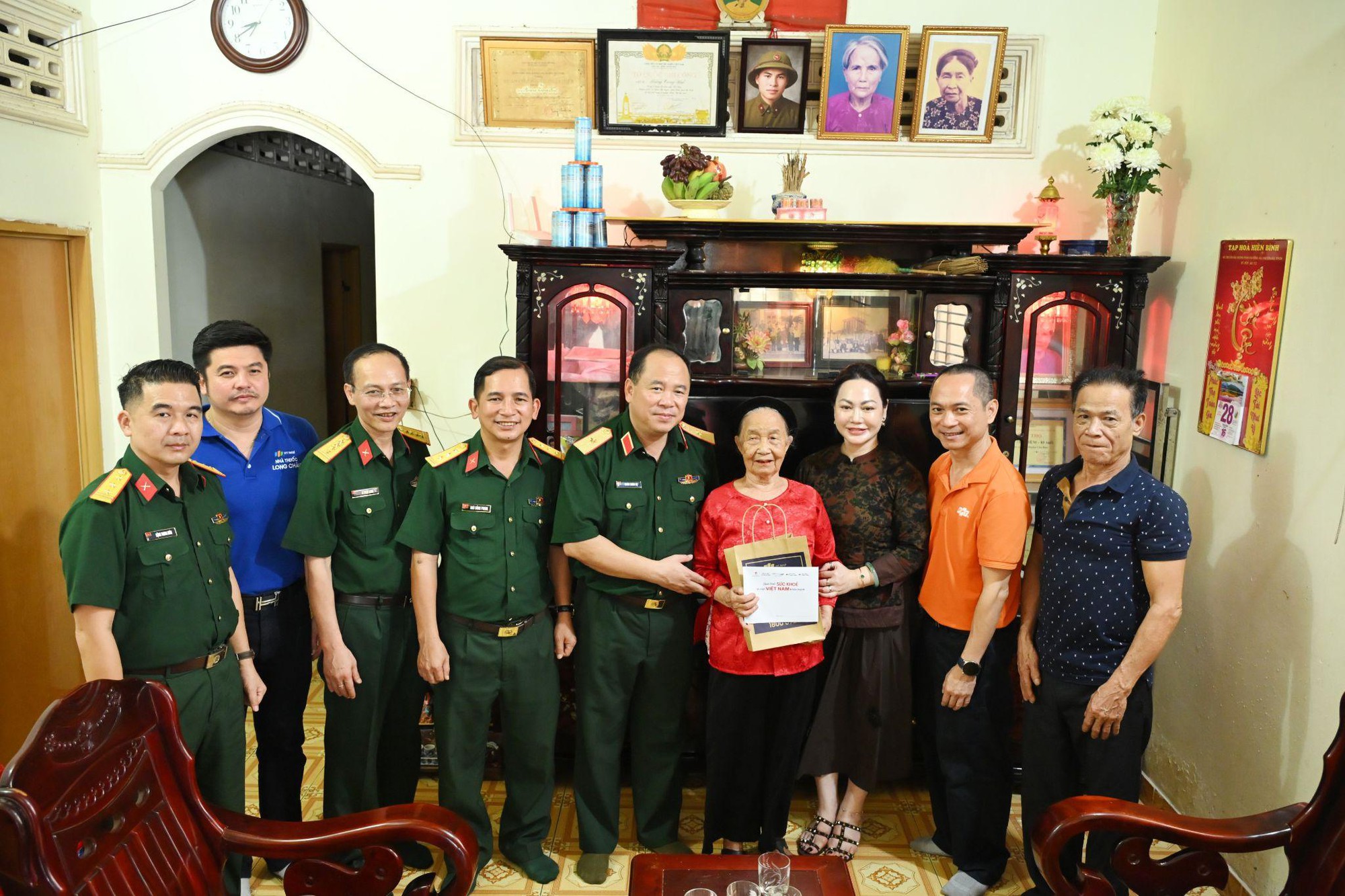 Long Ch&acirc;u đến C&ocirc;n Đảo, mang dịch vụ chăm s&oacute;c sức khỏe tới người d&acirc;n đảo xa - Ảnh 11.