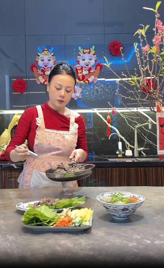 Phương Oanh nấu ăn ngày lễ: Mâm cơm gia đình đơn giản nhưng đẹp mắt - Ảnh 5. Phương Oanh nấu ăn ngày lễ: Mâm cơm gia đình đơn giản nhưng đẹp mắt - Ảnh 5.