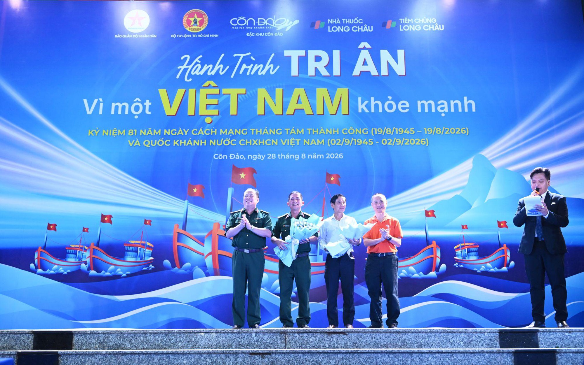 Long Ch&acirc;u đến C&ocirc;n Đảo, mang dịch vụ chăm s&oacute;c sức khỏe tới người d&acirc;n đảo xa - Ảnh 4.