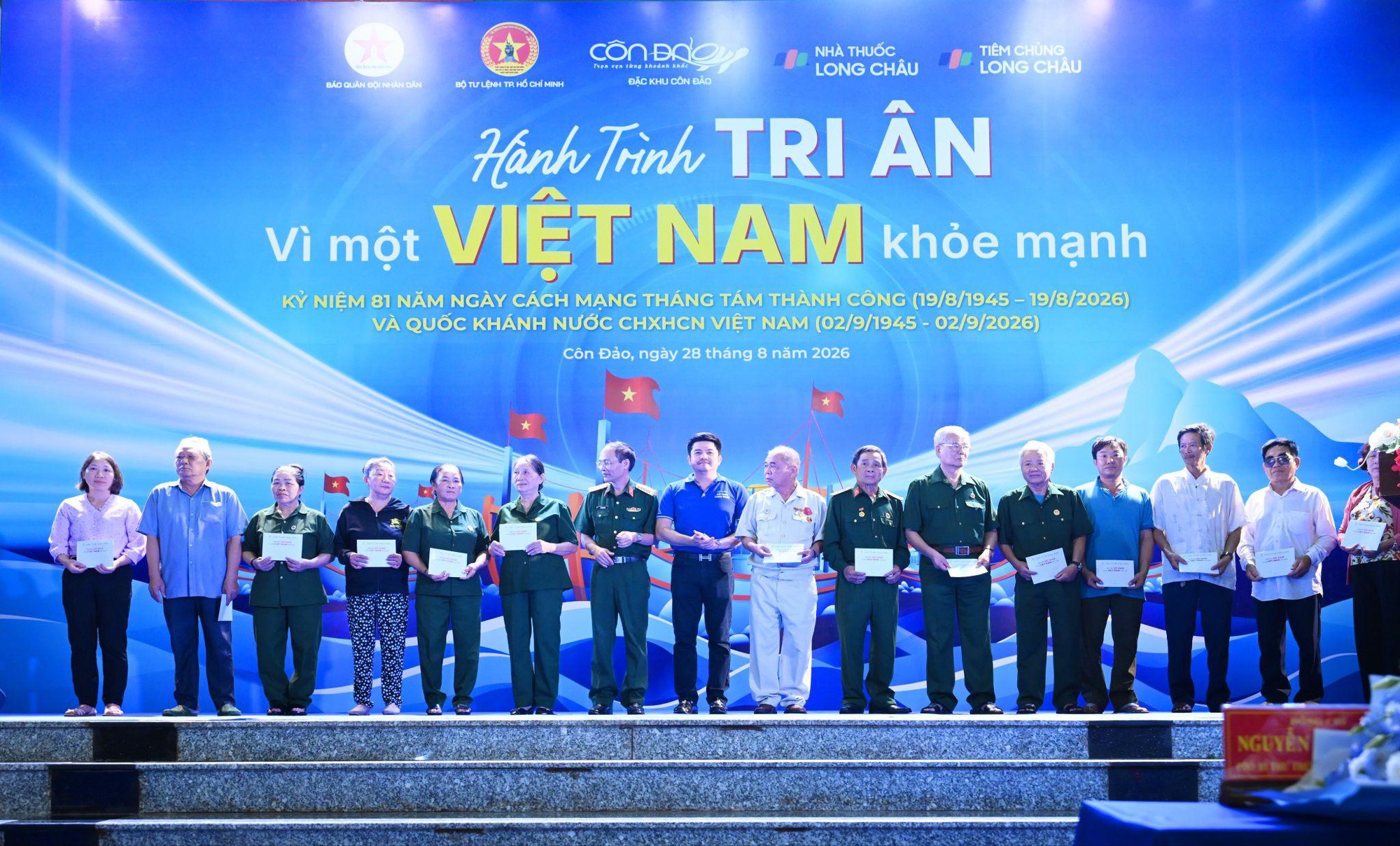 Long Ch&acirc;u đến C&ocirc;n Đảo, mang dịch vụ chăm s&oacute;c sức khỏe tới người d&acirc;n đảo xa - Ảnh 5.