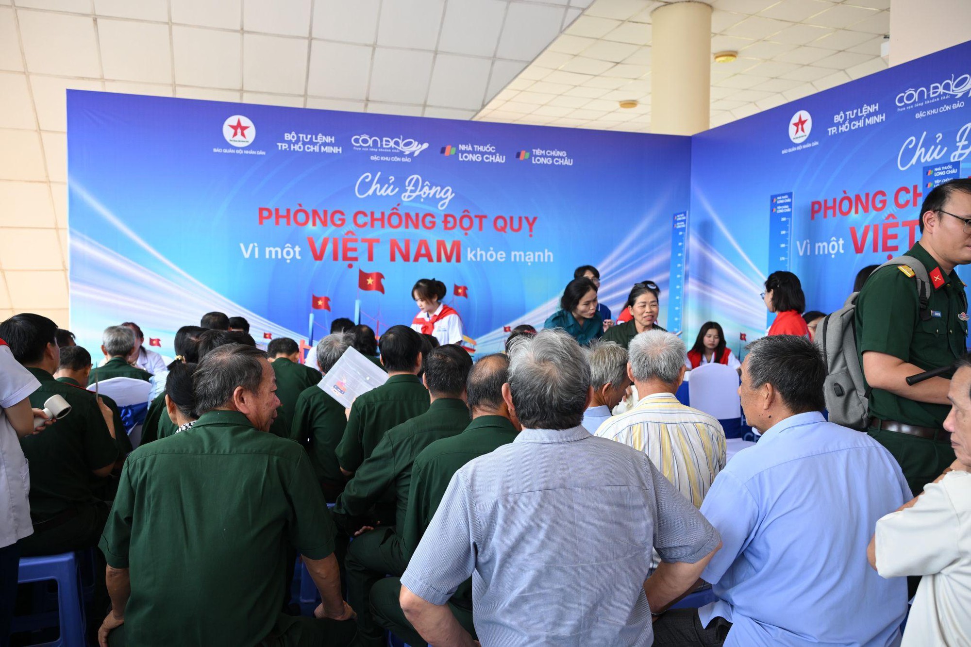 Long Ch&acirc;u đến C&ocirc;n Đảo, mang dịch vụ chăm s&oacute;c sức khỏe tới người d&acirc;n đảo xa - Ảnh 6.