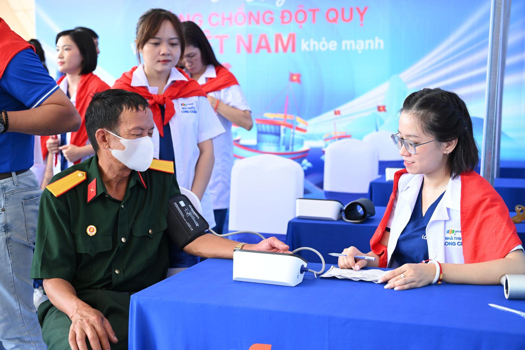 Long Ch&acirc;u đến C&ocirc;n Đảo, mang dịch vụ chăm s&oacute;c sức khỏe tới người d&acirc;n đảo xa - Ảnh 7.