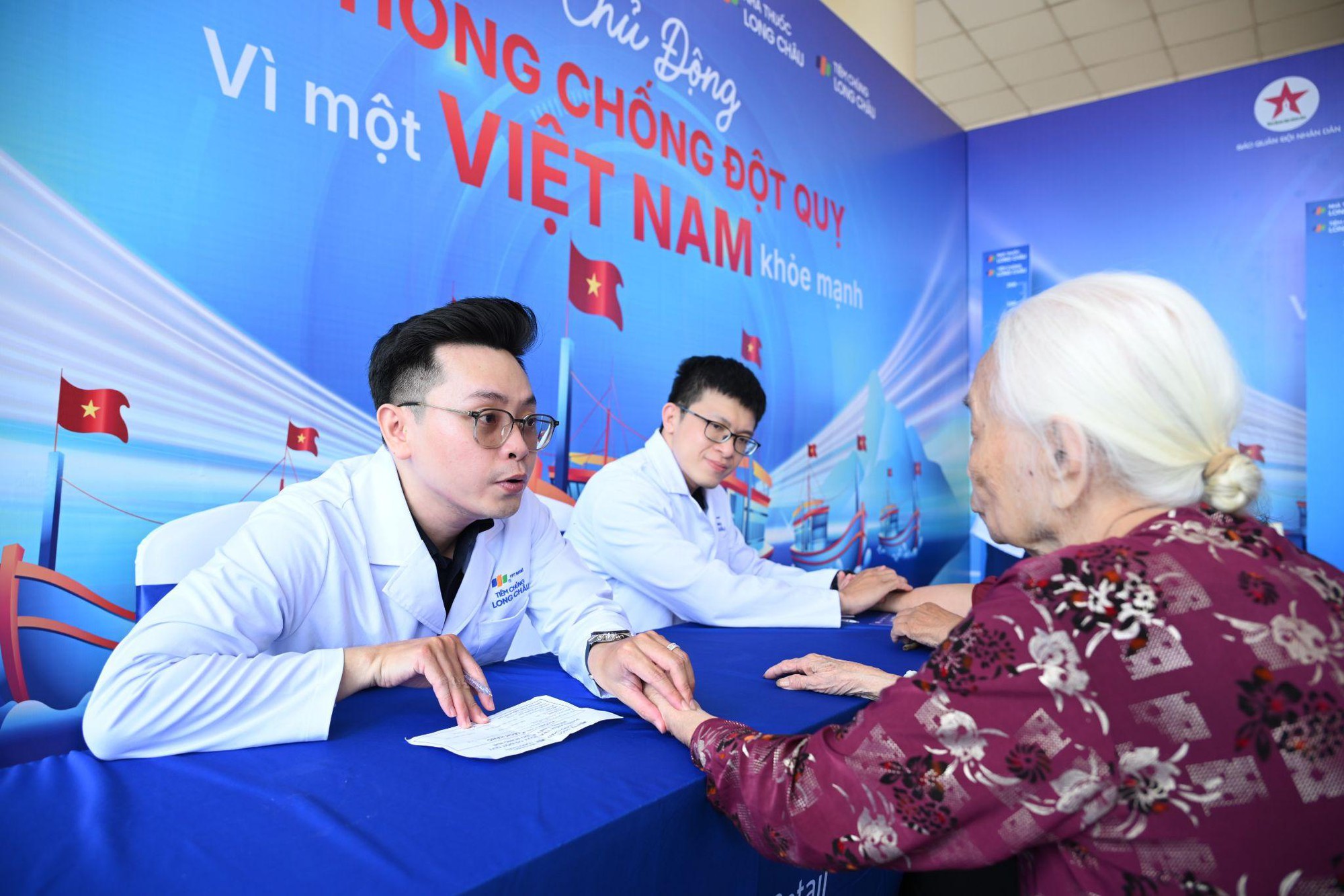 Long Ch&acirc;u đến C&ocirc;n Đảo, mang dịch vụ chăm s&oacute;c sức khỏe tới người d&acirc;n đảo xa - Ảnh 8.
