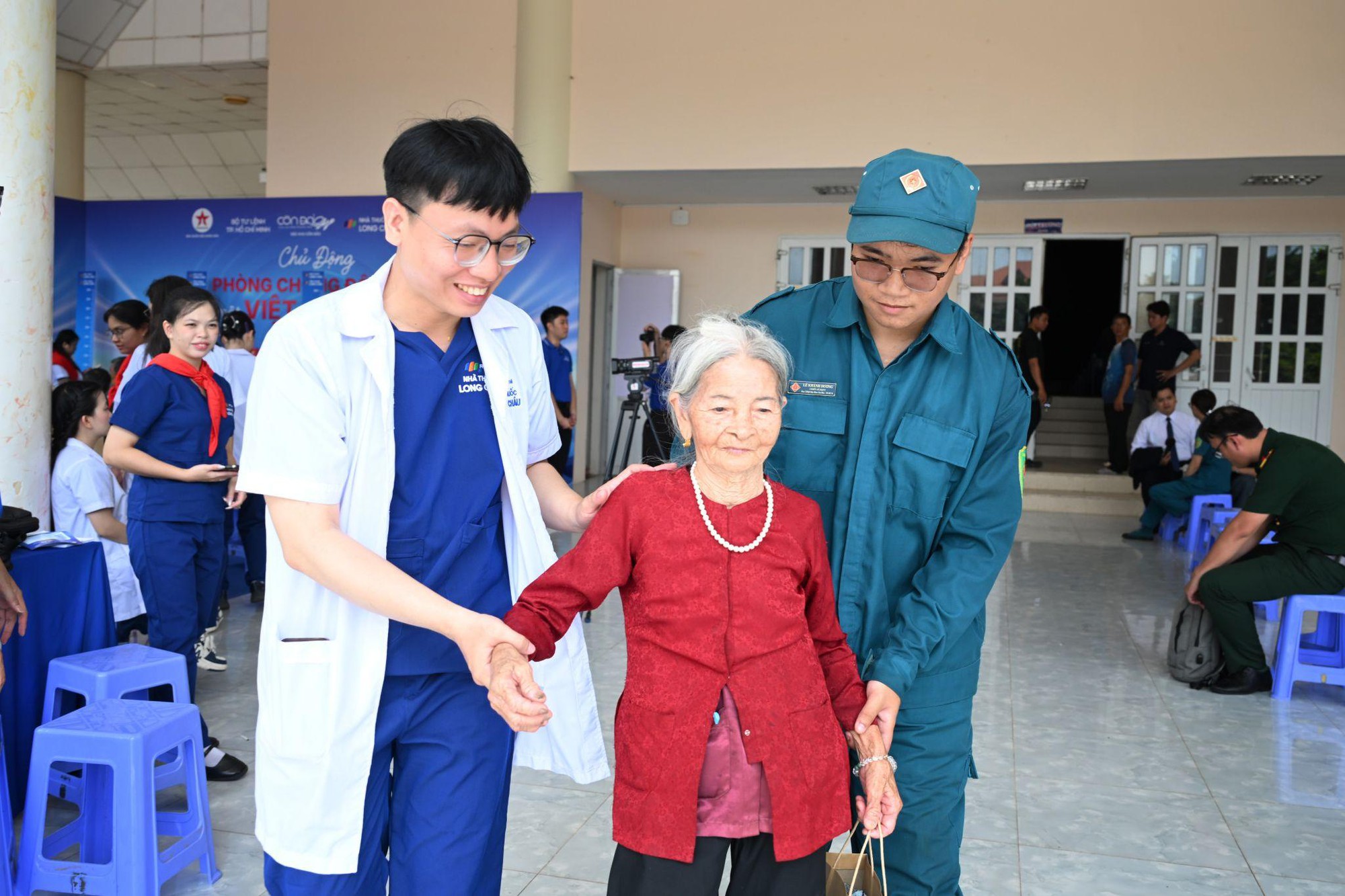 Long Ch&acirc;u đến C&ocirc;n Đảo, mang dịch vụ chăm s&oacute;c sức khỏe tới người d&acirc;n đảo xa - Ảnh 9.