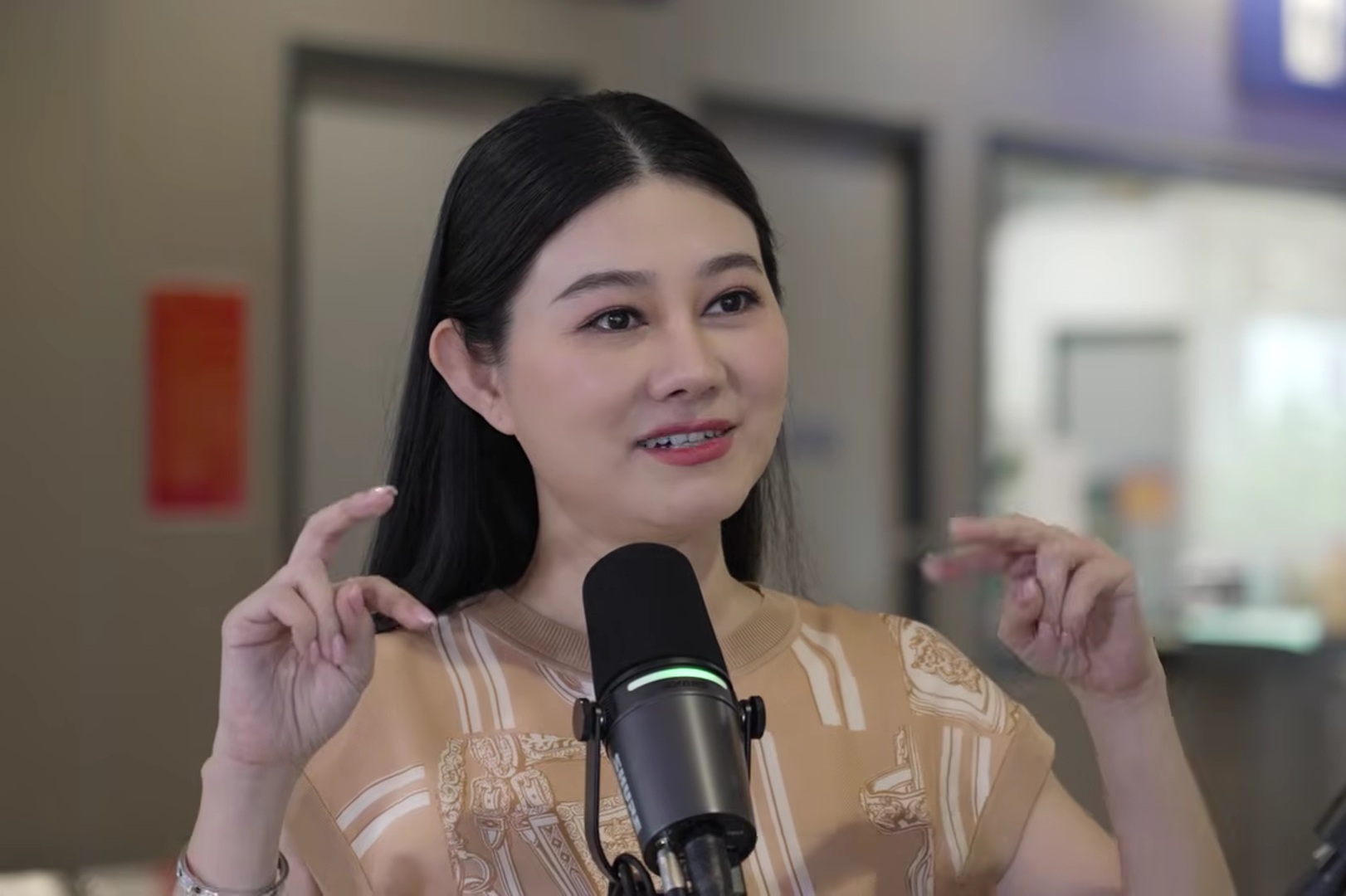 Nữ NSND miền Nam đi hát, khán giả kẹp tiền vào quạt ném thẳng lên - Ảnh 1. Nữ NSND miền Nam đi hát, khán giả kẹp tiền vào quạt ném thẳng lên - Ảnh 1.
