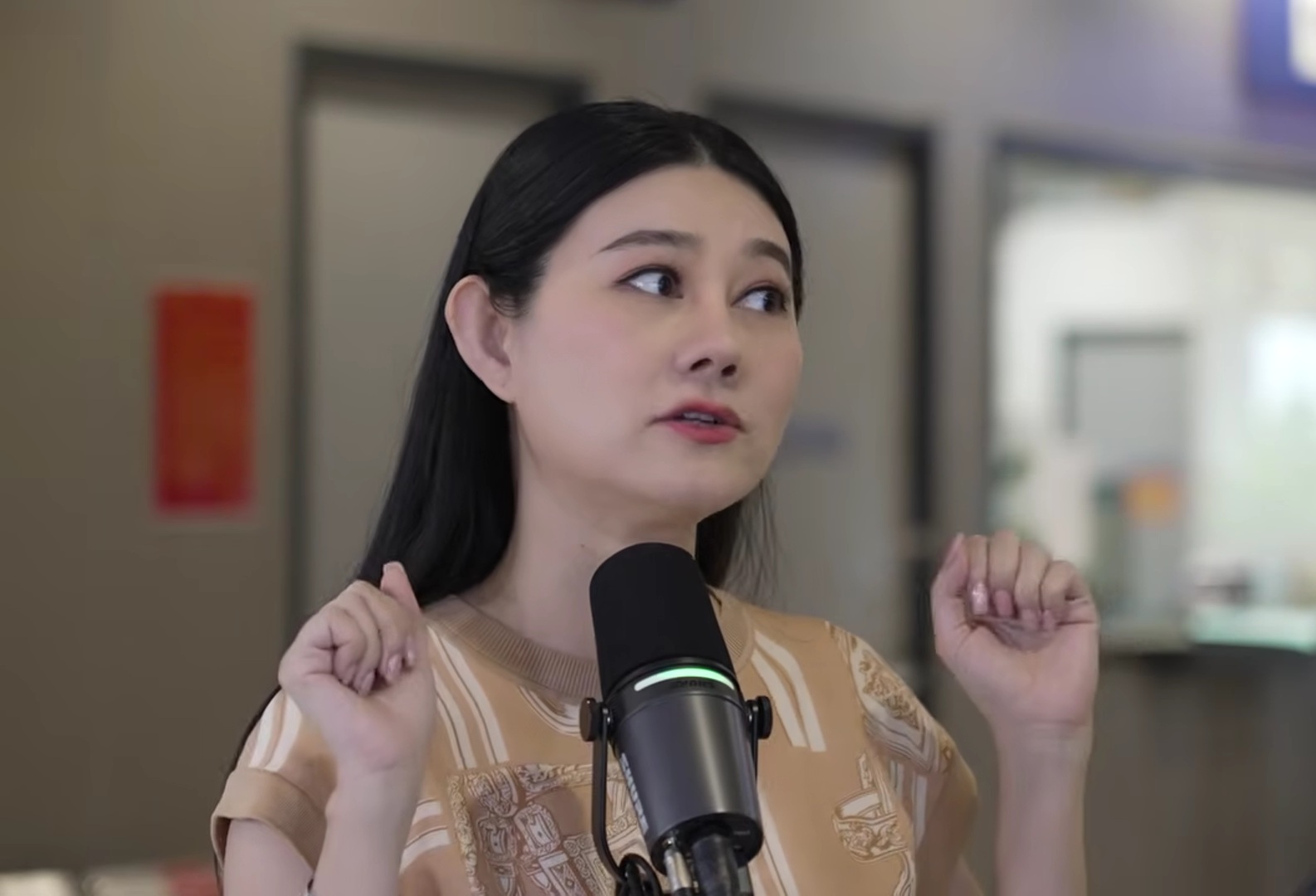 Nữ NSND miền Nam đi hát, khán giả kẹp tiền vào quạt ném thẳng lên - Ảnh 2. Nữ NSND miền Nam đi hát, khán giả kẹp tiền vào quạt ném thẳng lên - Ảnh 2.