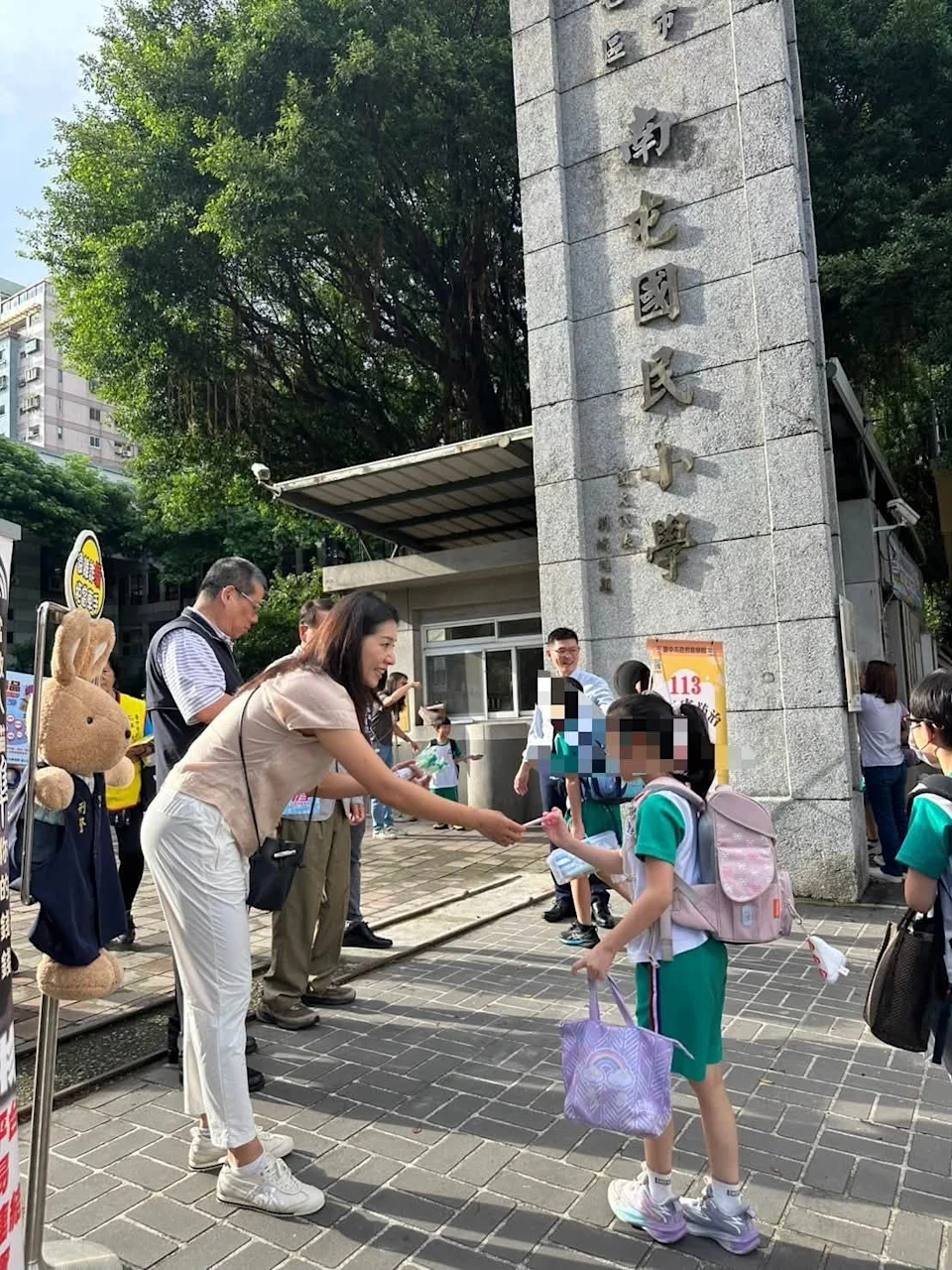 Không dám tin đây là ngọc nữ showbiz sau khi giải nghệ để cưới cháu trai 