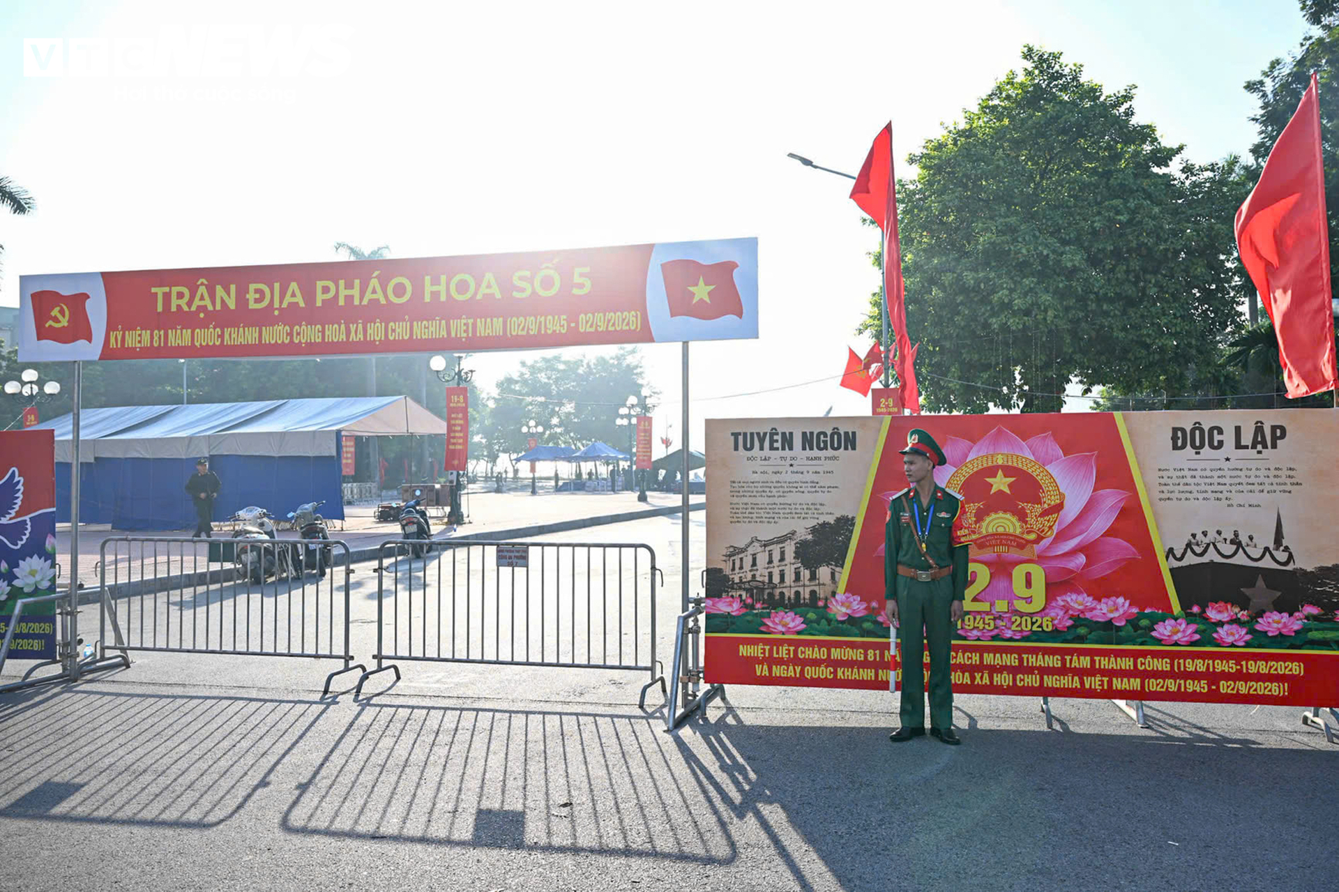 Cận cảnh trận địa ph&aacute;o hoa Hồ T&acirc;y ch&agrave;o mừng Quốc kh&aacute;nh 2 / 9 tại H&agrave; Nội - Ảnh 1.