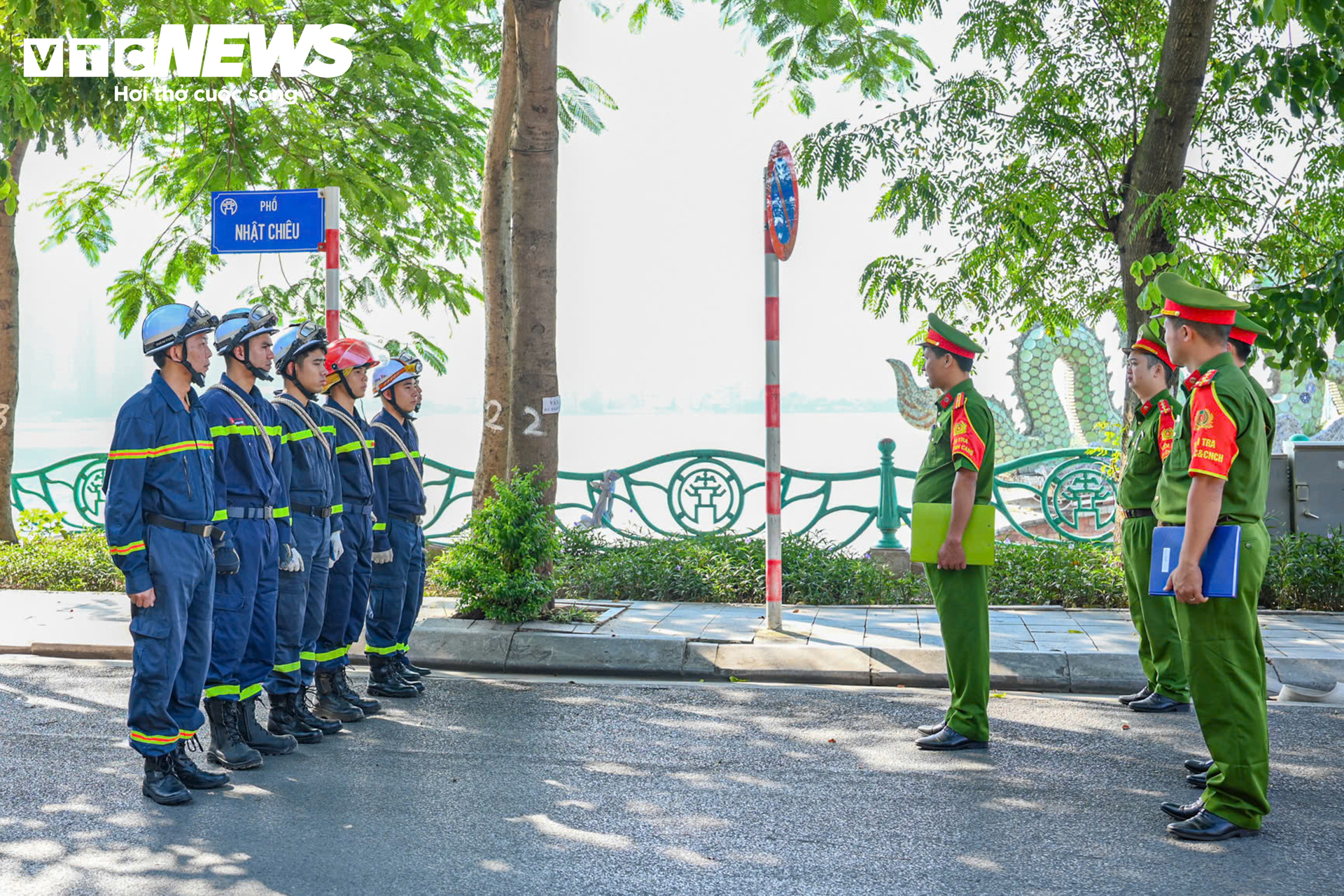 Cận cảnh trận địa ph&aacute;o hoa Hồ T&acirc;y ch&agrave;o mừng Quốc kh&aacute;nh 2 / 9 tại H&agrave; Nội - Ảnh 6.