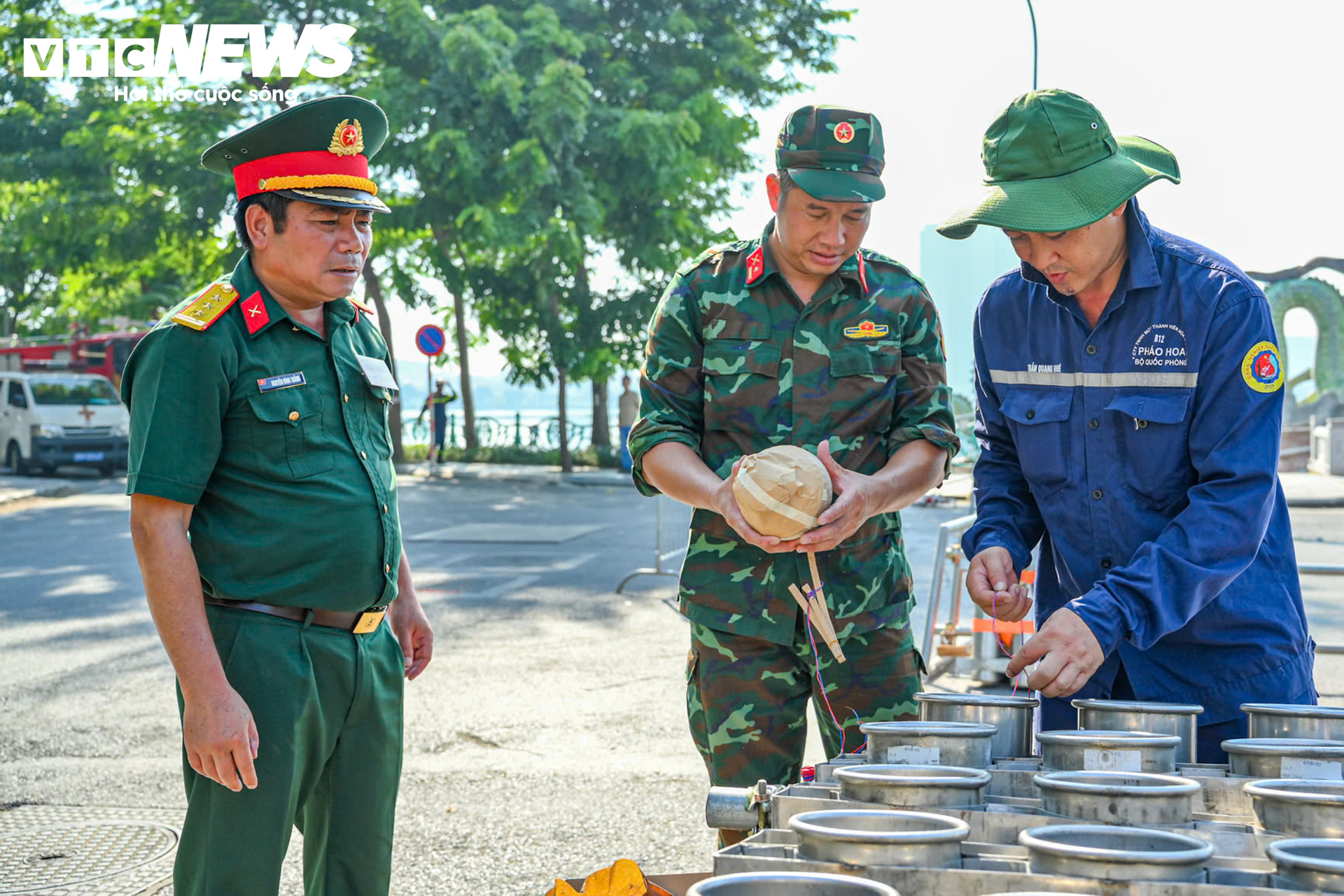 Cận cảnh trận địa ph&aacute;o hoa Hồ T&acirc;y ch&agrave;o mừng Quốc kh&aacute;nh 2 / 9 tại H&agrave; Nội - Ảnh 8.