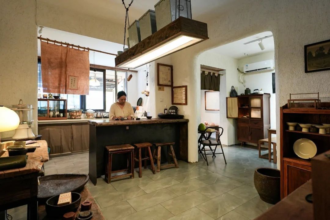 Cải tạo căn hộ 45 m² thành nơi lý tưởng không điều hòa và đồ cũ vẫn đẹp - Ảnh 2. Cải tạo căn hộ 45 m² thành nơi lý tưởng không điều hòa và đồ cũ vẫn đẹp - Ảnh 2.