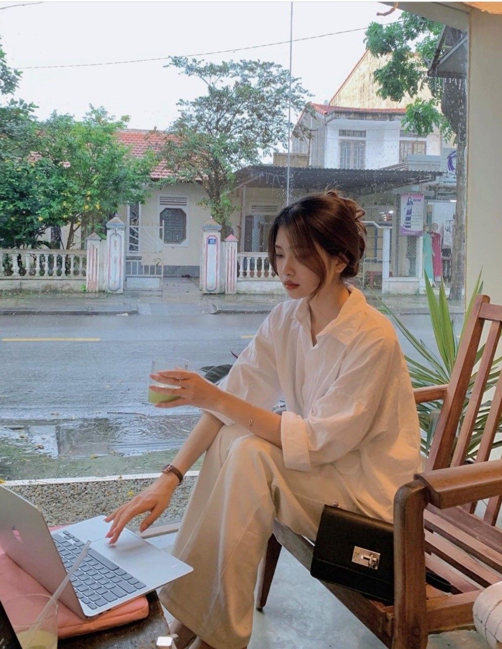 Tiết kiệm không có nghĩa là sống kham khổ: Tôi vẫn chi mạnh cho 3 thứ này để cuộc sống dễ chịu hơn - Ảnh 2.