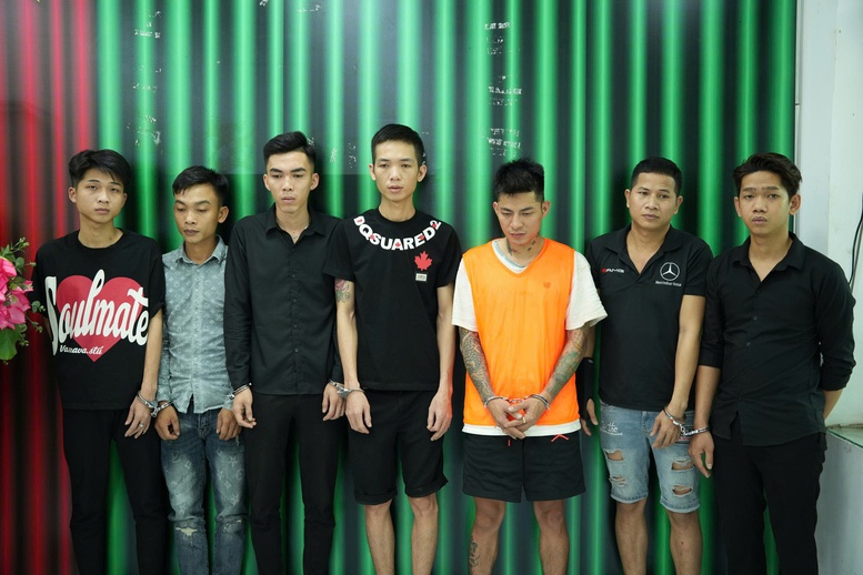 Giữ khẩn cấp 7 người trong vụ &ocirc; t&ocirc; t&ocirc;ng v&agrave;o đ&aacute;m đ&ocirc;ng trước qu&aacute;n ăn ở TPHCM - Ảnh 1.