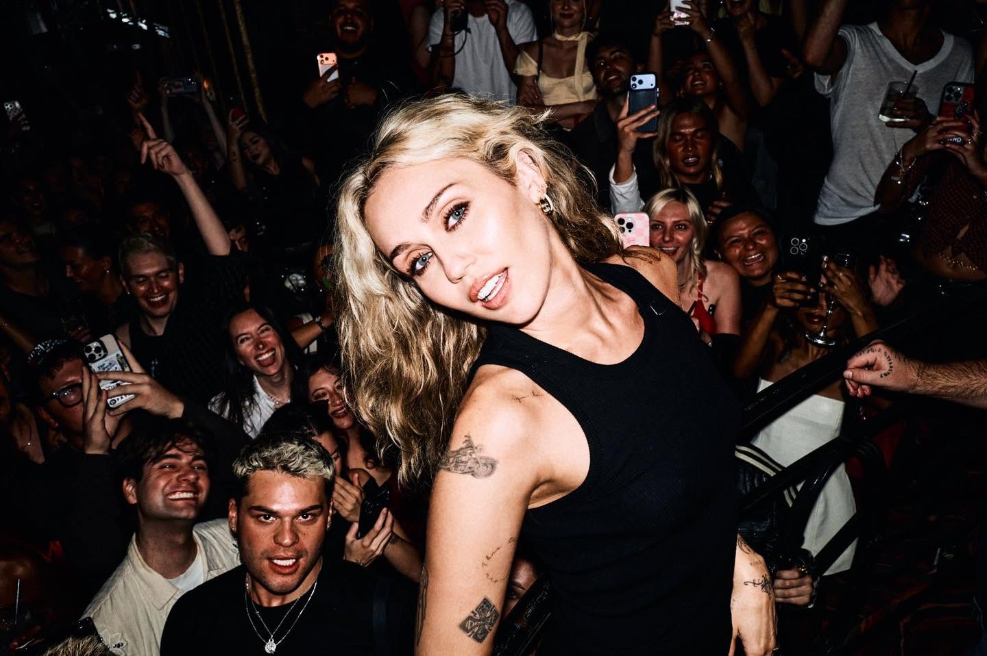 Miley Cyrus từ chối tour diễn thế giới để duy tr&igrave; cuộc sống tỉnh t&aacute;o v&agrave; hạnh ph&uacute;c - Ảnh 2.