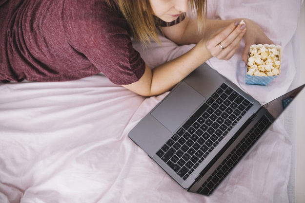 Lời khuyên cho tất cả những ai có thói quen dùng laptop mỗi tối - Ảnh 1.