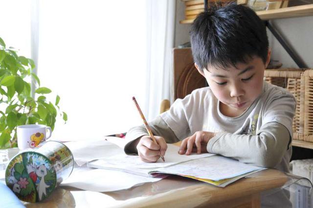 C&aacute;ch gi&uacute;p trẻ tập trung v&agrave;o b&agrave;i tập hiệu quả , kh&ocirc;ng cần đ&aacute;nh mắng - Ảnh 1.