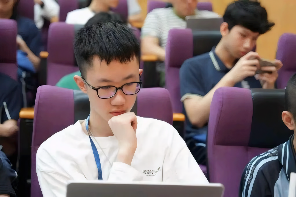 Phát hiện thần đồng 13 tuổi được ví như "Elon Musk tương lai" - Ảnh 2. Phát hiện thần đồng 13 tuổi được ví như "Elon Musk tương lai" - Ảnh 2.
