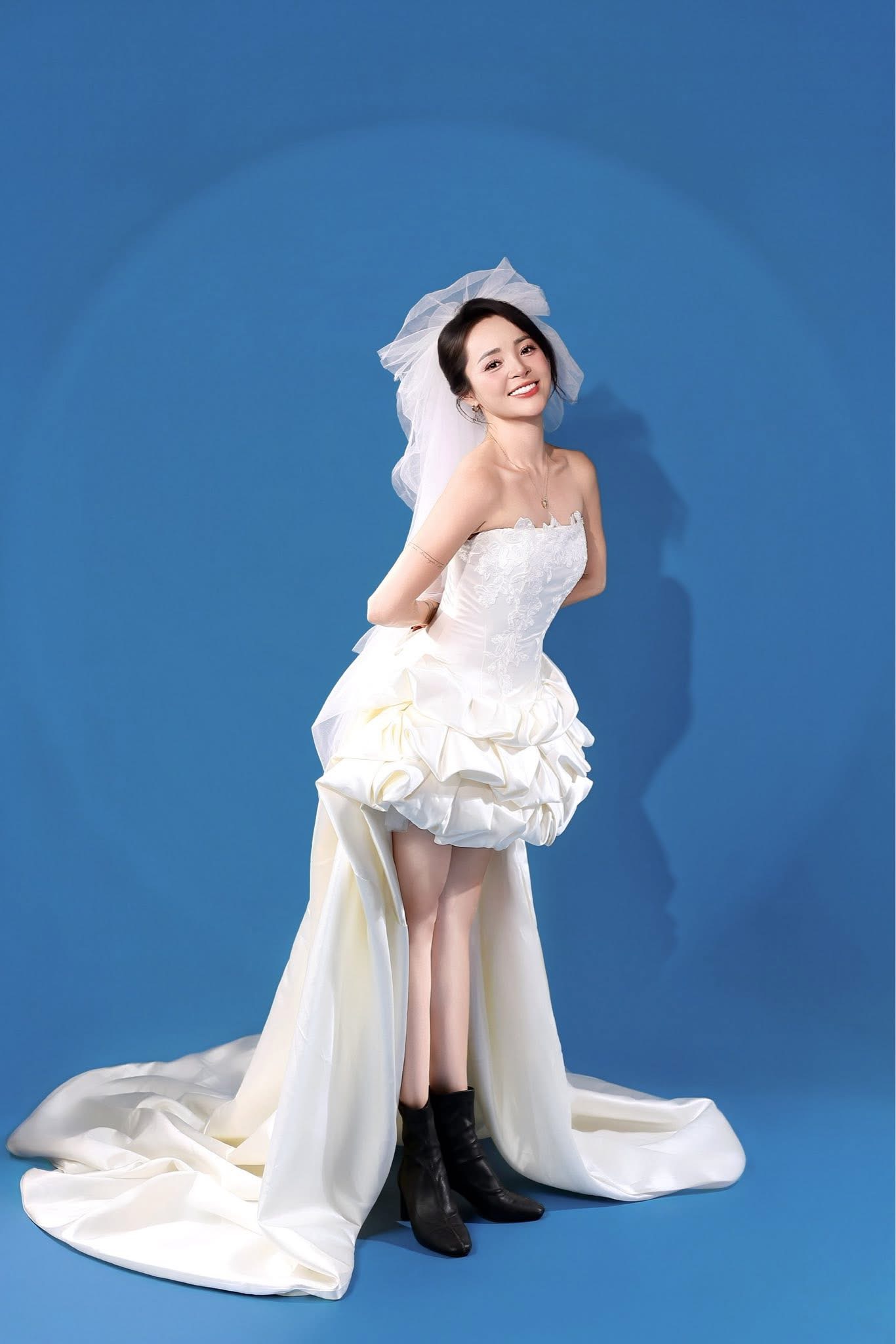 Đặng Thu Hương diện v&aacute;y cưới đẹp rạng rỡ , khoe t&agrave;i năng dancesport 2026 - Ảnh 4.