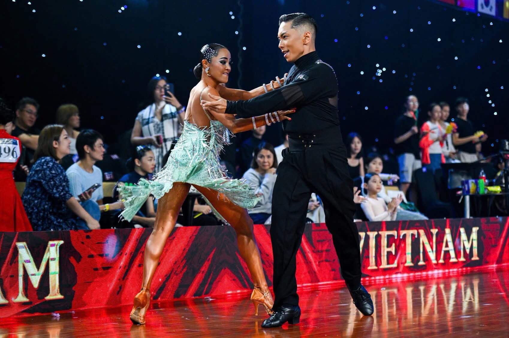 Đặng Thu Hương diện v&aacute;y cưới đẹp rạng rỡ , khoe t&agrave;i năng dancesport 2026 - Ảnh 5.