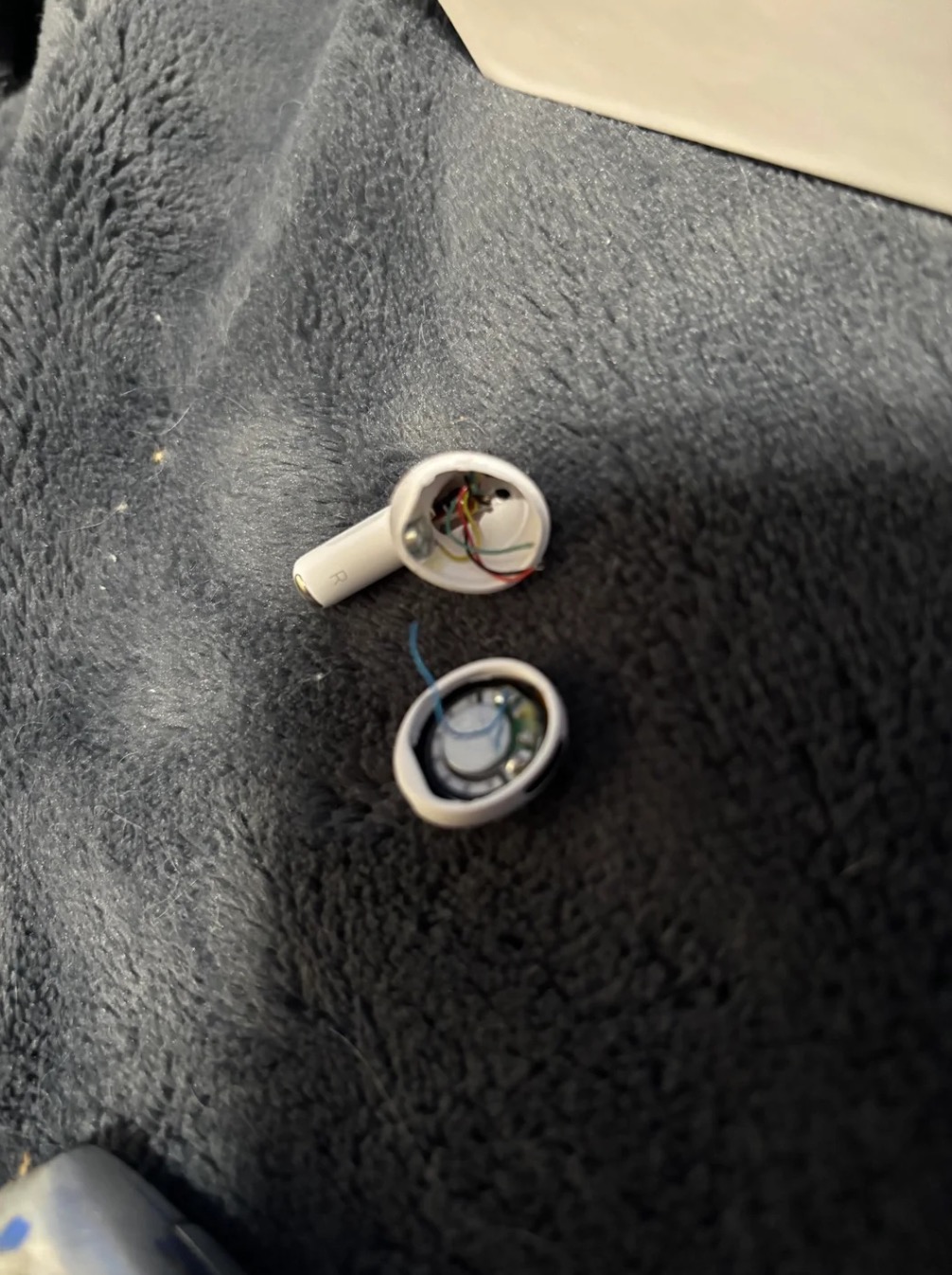 Phát hiện AirPods Pro 3 giả sau khi tai nghe hỏng , người dùng sốc khi biết sự thật - Ảnh 1. Phát hiện AirPods Pro 3 giả sau khi tai nghe hỏng , người dùng sốc khi biết sự thật - Ảnh 1.