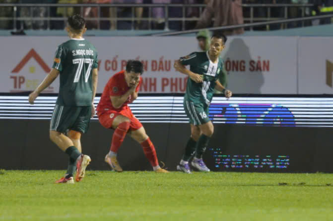 Va chạm ở V . League 2026: Đình Bắc bị Văn Sơn giật cùi chỏ và nhận thẻ đỏ - Ảnh 1. Va chạm ở V . League 2026: Đình Bắc bị Văn Sơn giật cùi chỏ và nhận thẻ đỏ - Ảnh 1.