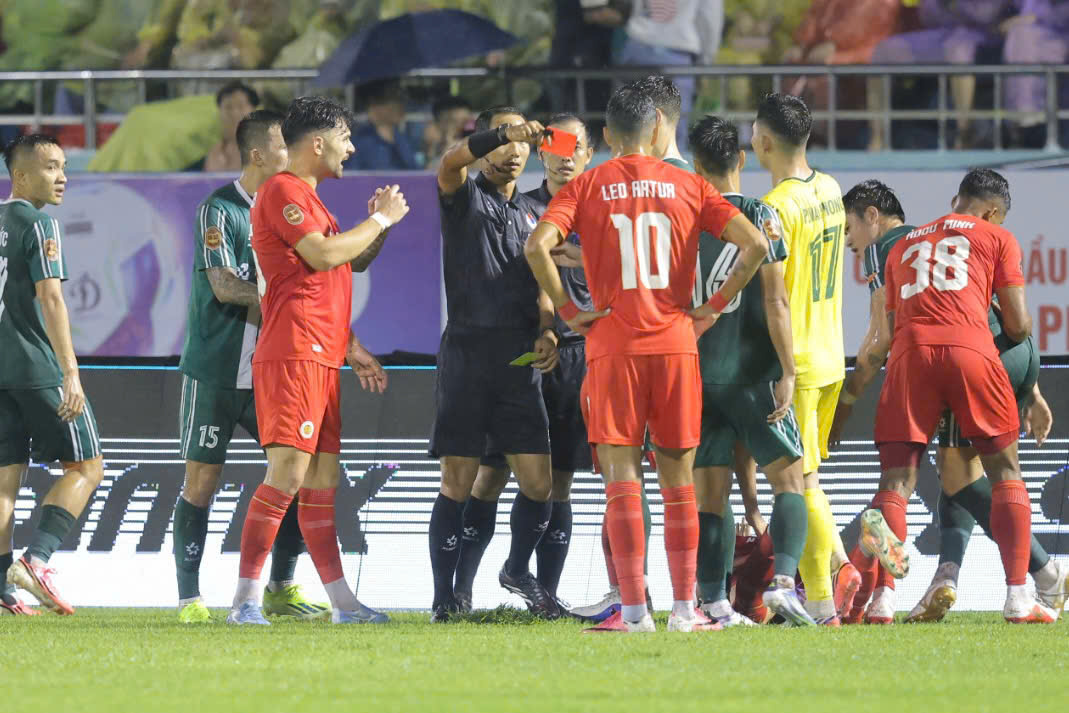 Va chạm ở V . League 2026: Đình Bắc bị Văn Sơn giật cùi chỏ và nhận thẻ đỏ - Ảnh 2. Va chạm ở V . League 2026: Đình Bắc bị Văn Sơn giật cùi chỏ và nhận thẻ đỏ - Ảnh 2.