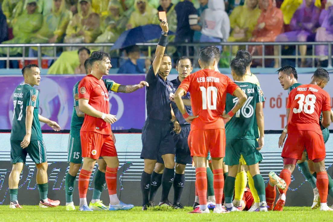 Va chạm ở V . League 2026: Đình Bắc bị Văn Sơn giật cùi chỏ và nhận thẻ đỏ - Ảnh 3. Va chạm ở V . League 2026: Đình Bắc bị Văn Sơn giật cùi chỏ và nhận thẻ đỏ - Ảnh 3.