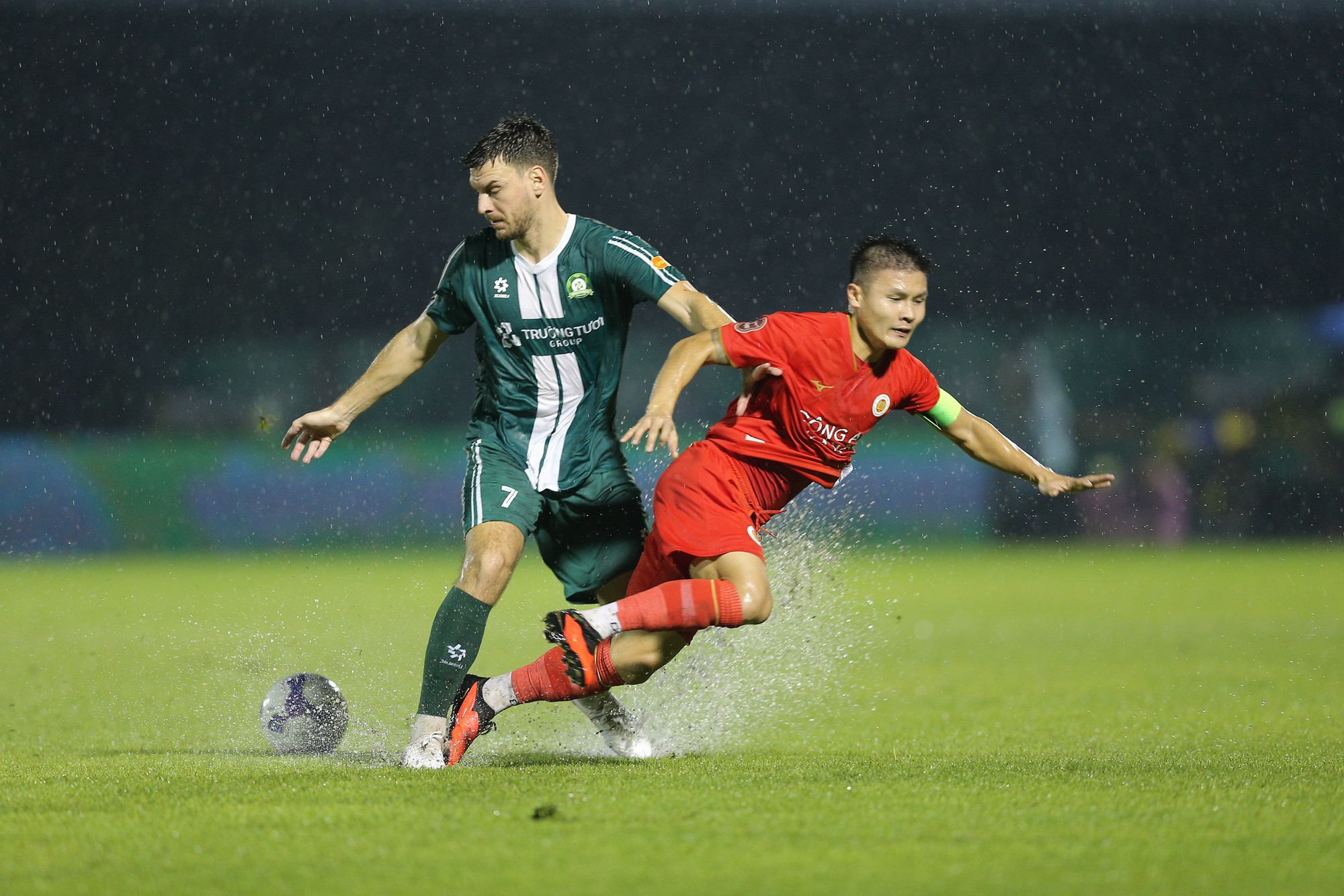 Va chạm ở V . League 2026: Đình Bắc bị Văn Sơn giật cùi chỏ và nhận thẻ đỏ - Ảnh 6. Va chạm ở V . League 2026: Đình Bắc bị Văn Sơn giật cùi chỏ và nhận thẻ đỏ - Ảnh 6.