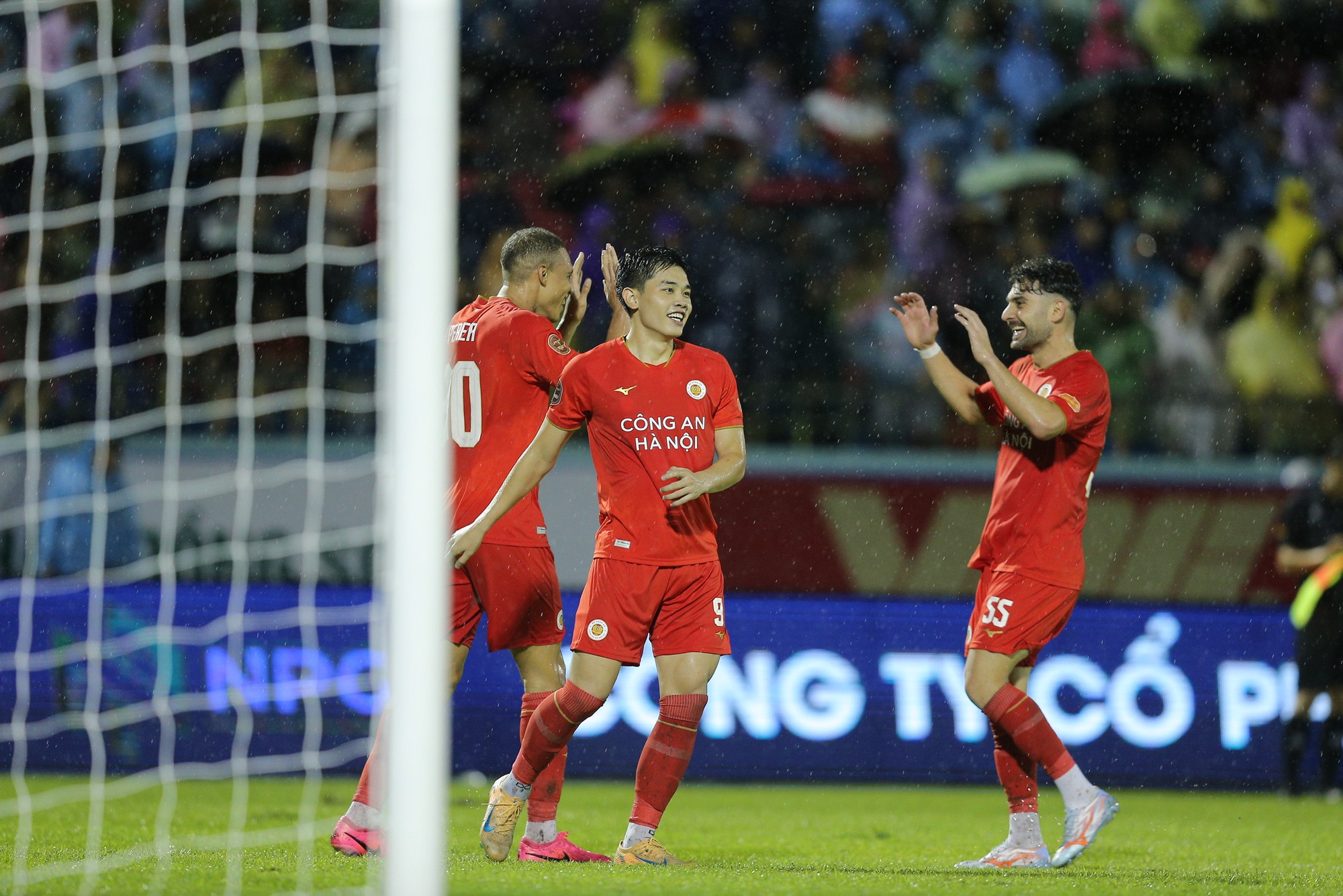 Va chạm ở V . League 2026: Đình Bắc bị Văn Sơn giật cùi chỏ và nhận thẻ đỏ - Ảnh 4. Va chạm ở V . League 2026: Đình Bắc bị Văn Sơn giật cùi chỏ và nhận thẻ đỏ - Ảnh 4.