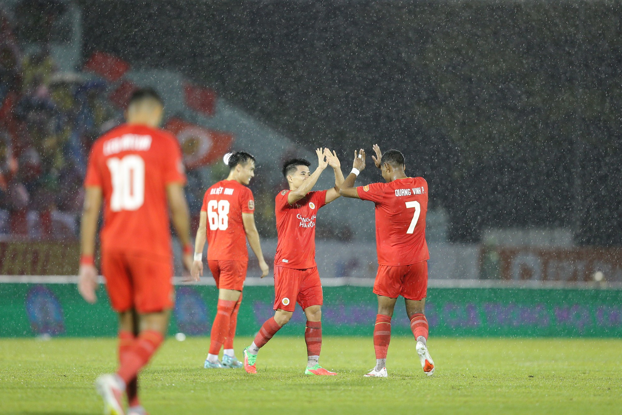 Va chạm ở V . League 2026: Đình Bắc bị Văn Sơn giật cùi chỏ và nhận thẻ đỏ - Ảnh 5. Va chạm ở V . League 2026: Đình Bắc bị Văn Sơn giật cùi chỏ và nhận thẻ đỏ - Ảnh 5.