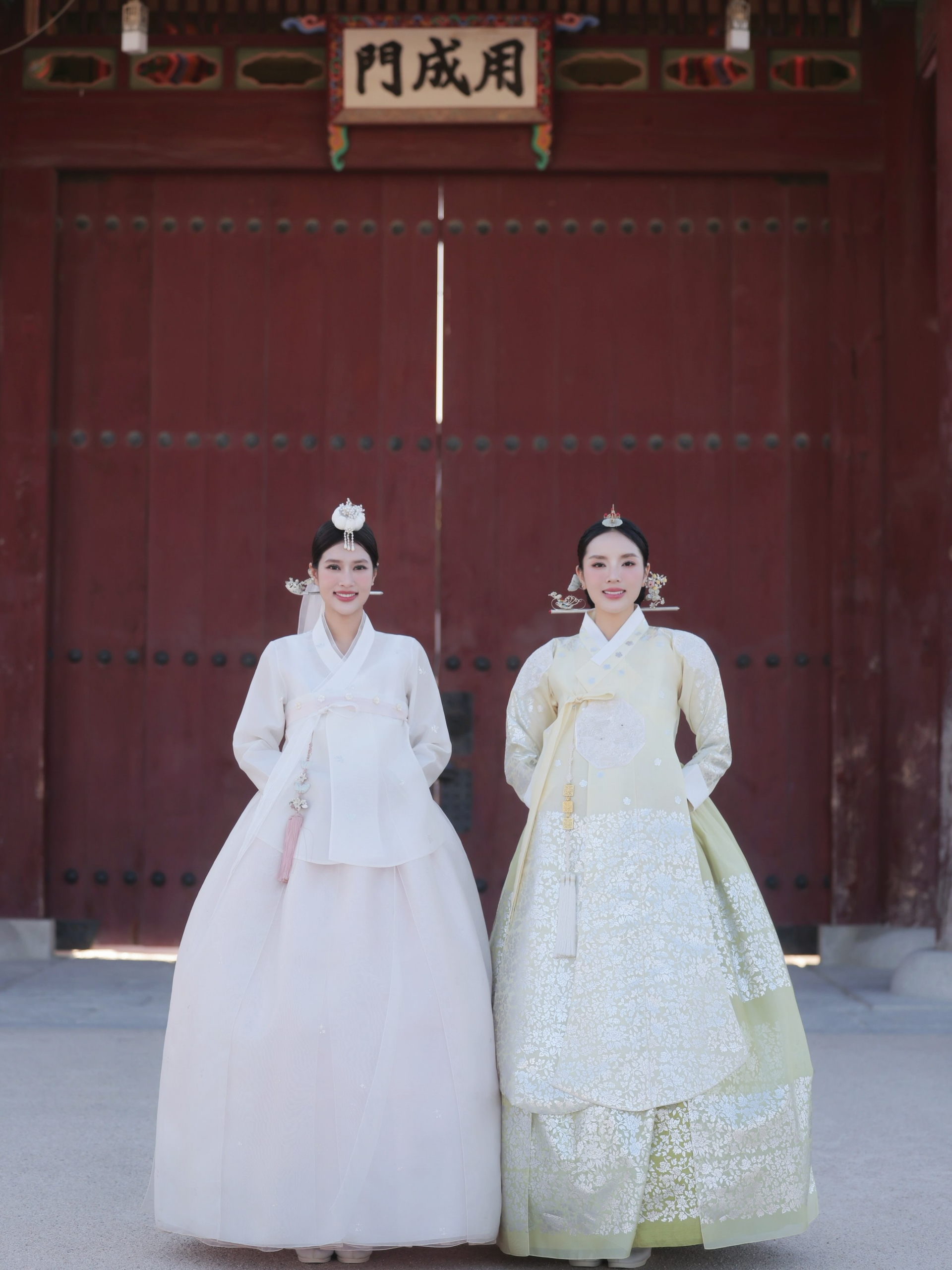 Kỳ Duy&ecirc;n v&agrave; Thi&ecirc;n &Acirc;n chụp ảnh cưới l&atilde;ng mạn tại Seoul trong trang phục Hanbok - Ảnh 1.